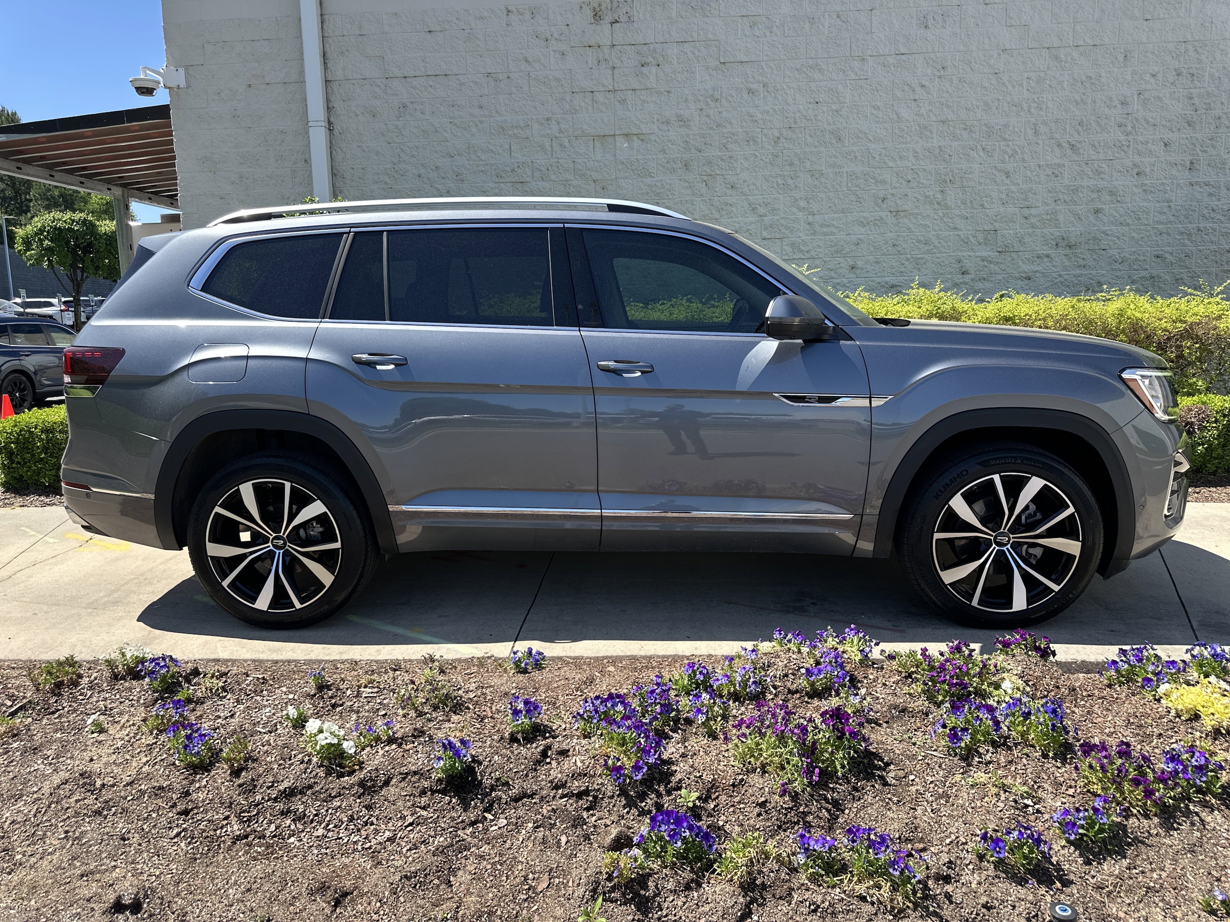 2024 Volkswagen Atlas 2.0T SEL Premium R-Line photo 3