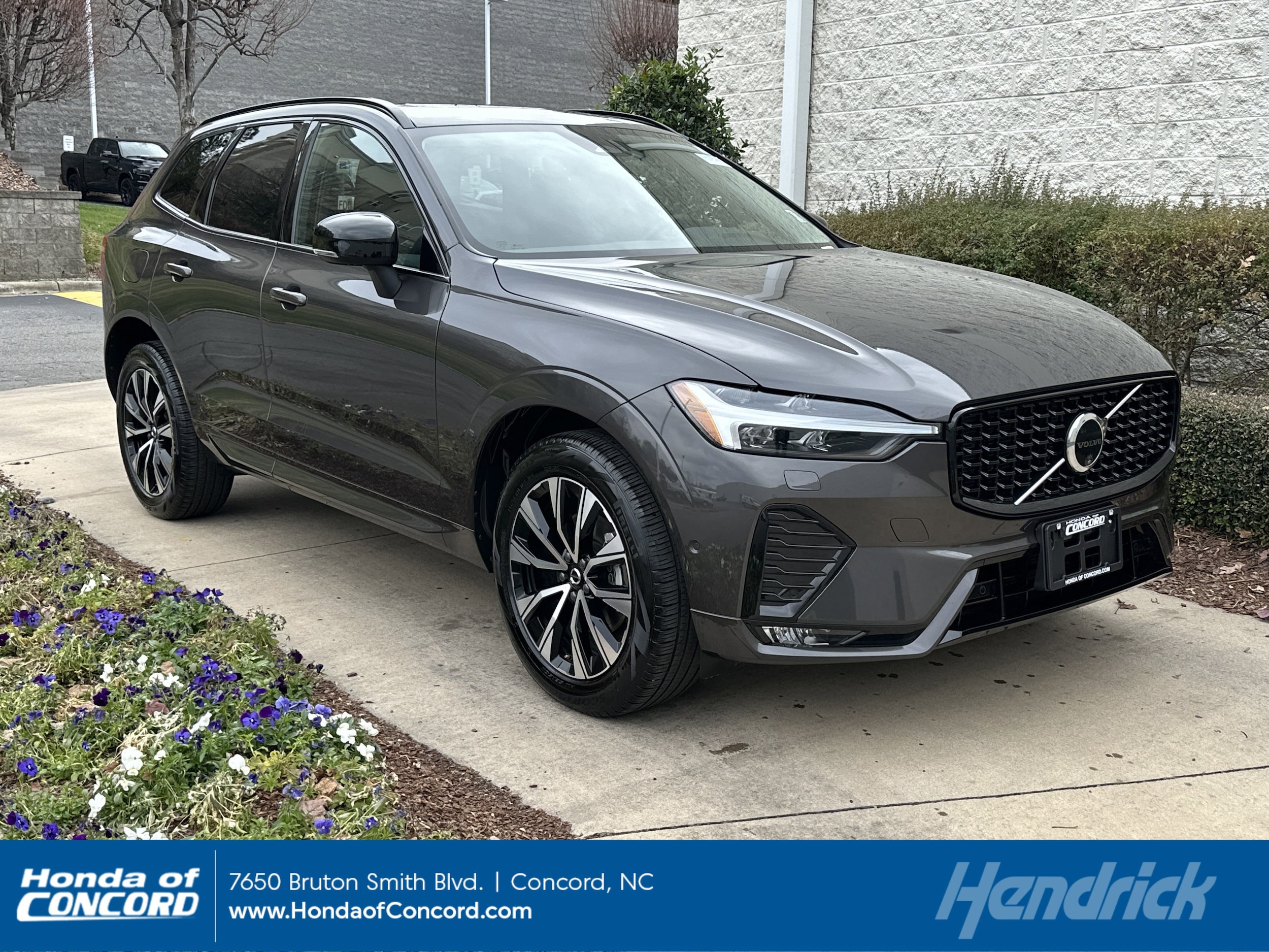 2025 Volvo XC60 Plus's photo