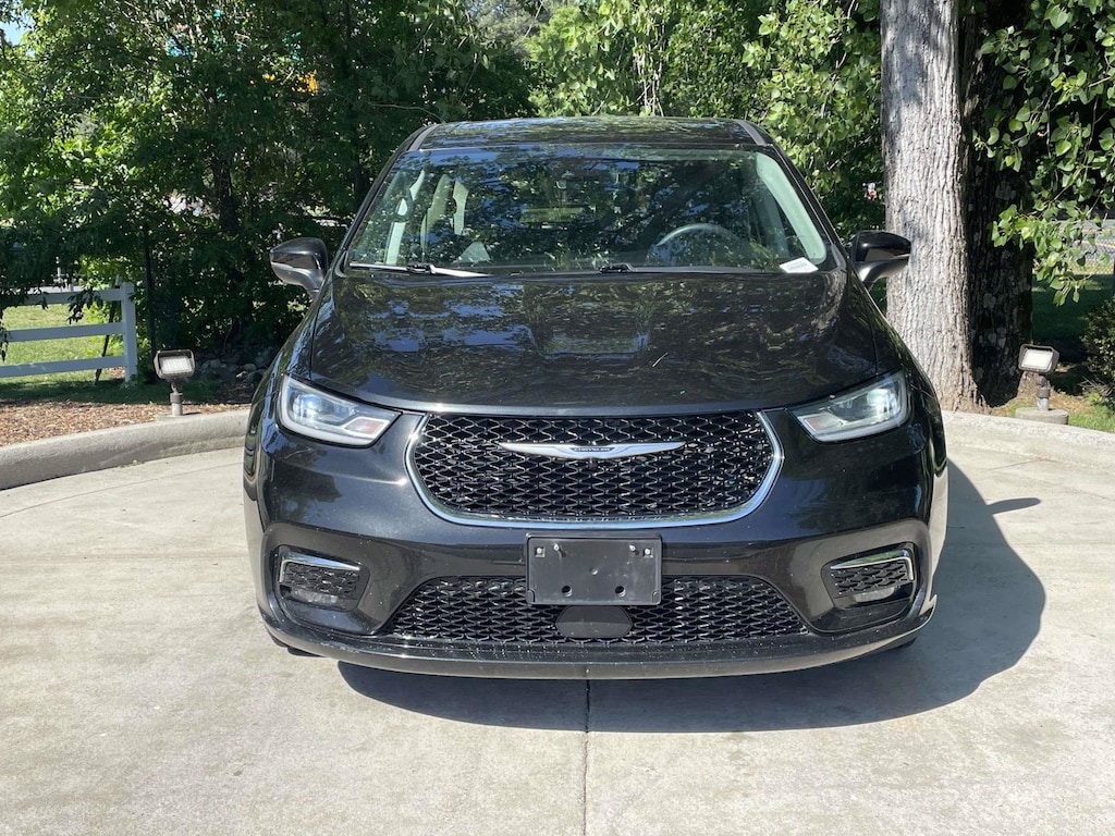 Used 2023 Chrysler Pacifica Touring L Minivan
