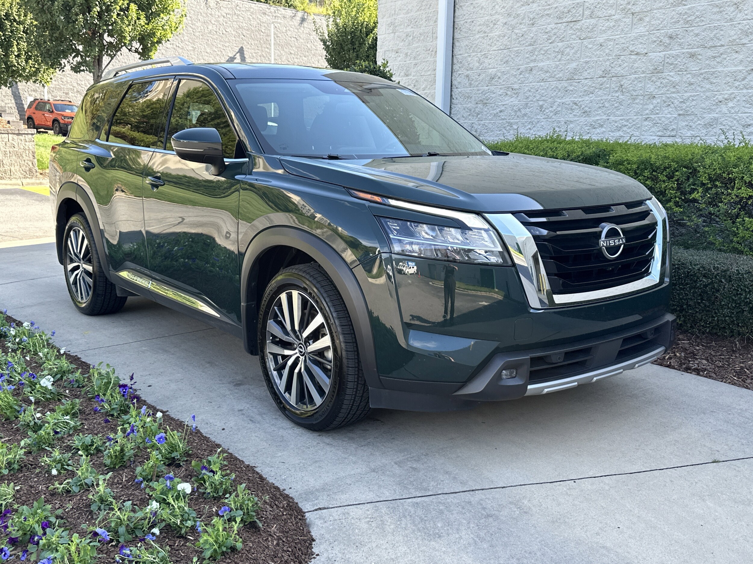 2022 Nissan Pathfinder Platinum photo 2