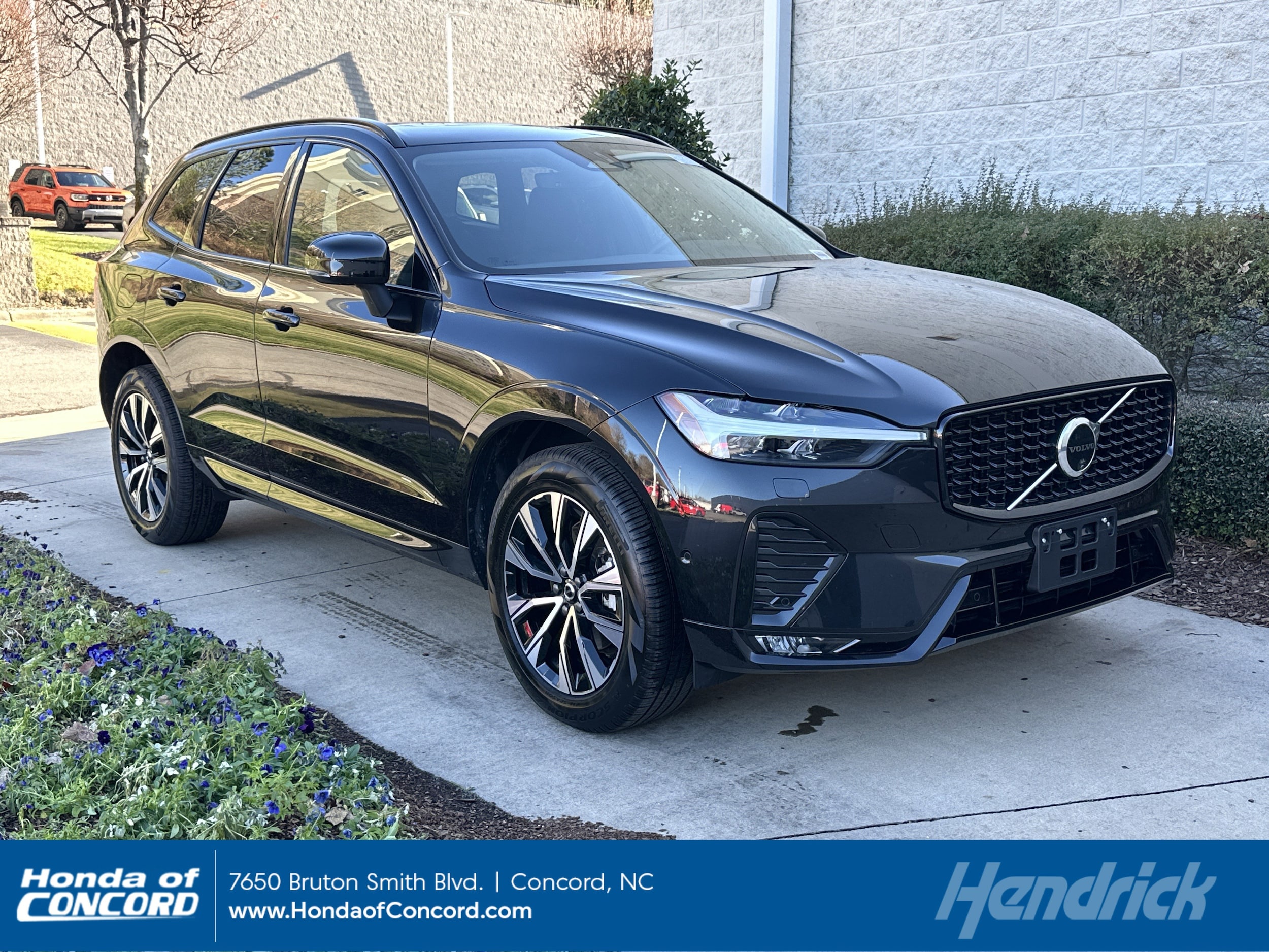 2025 Volvo XC60 Plus's photo