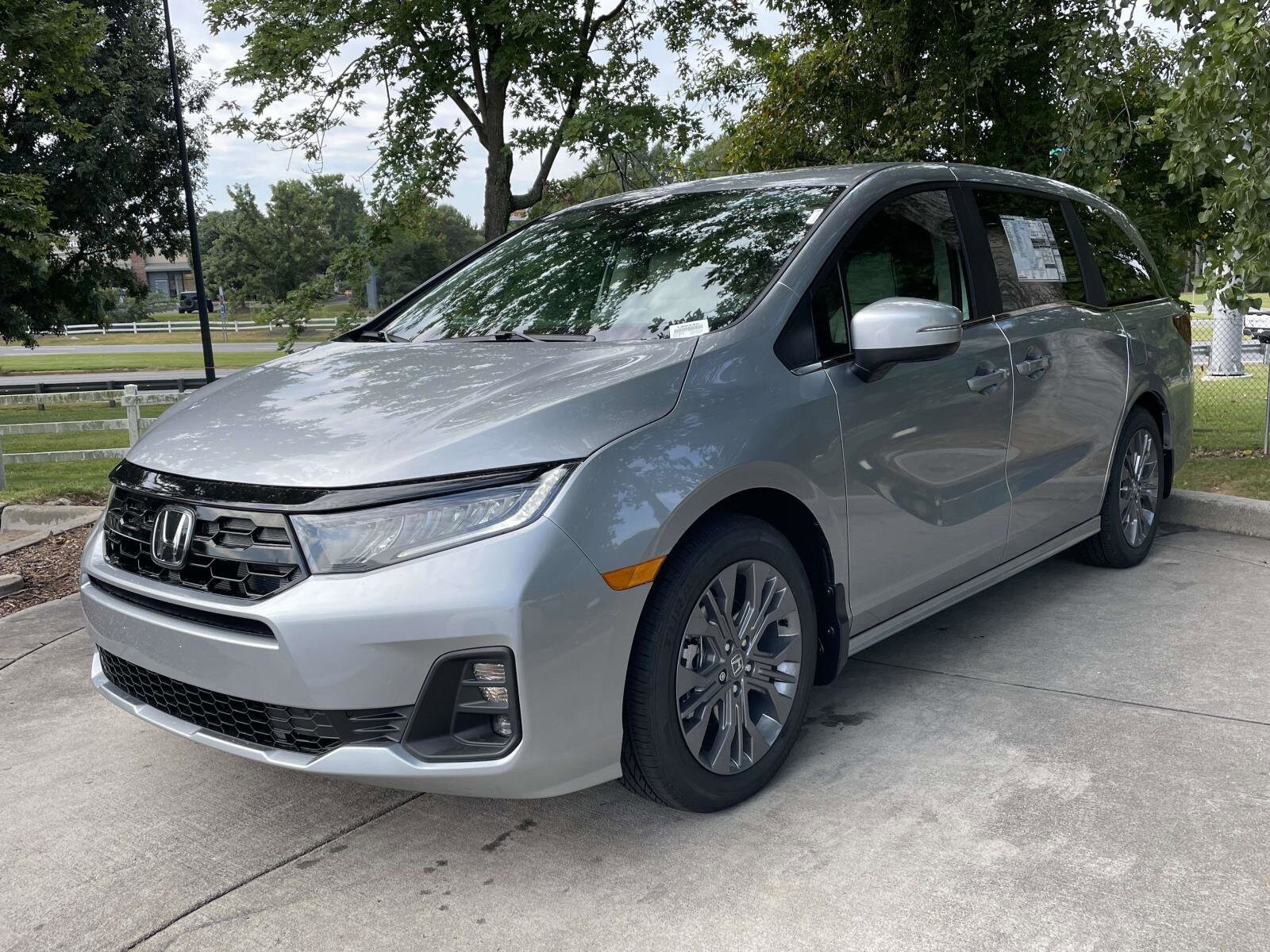 2026 Honda Odyssey Touring photo 3