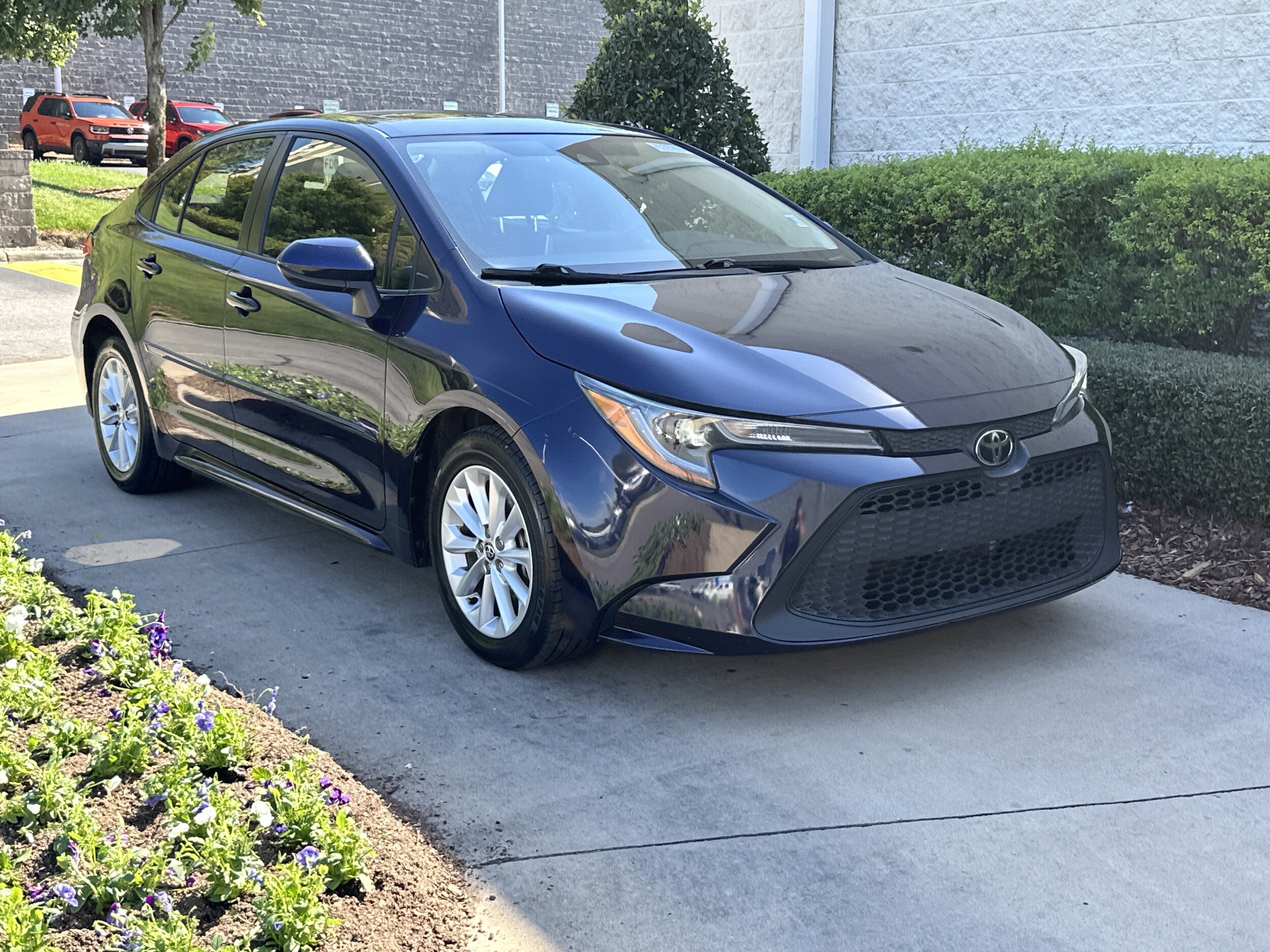 2021 Toyota Corolla LE photo 2