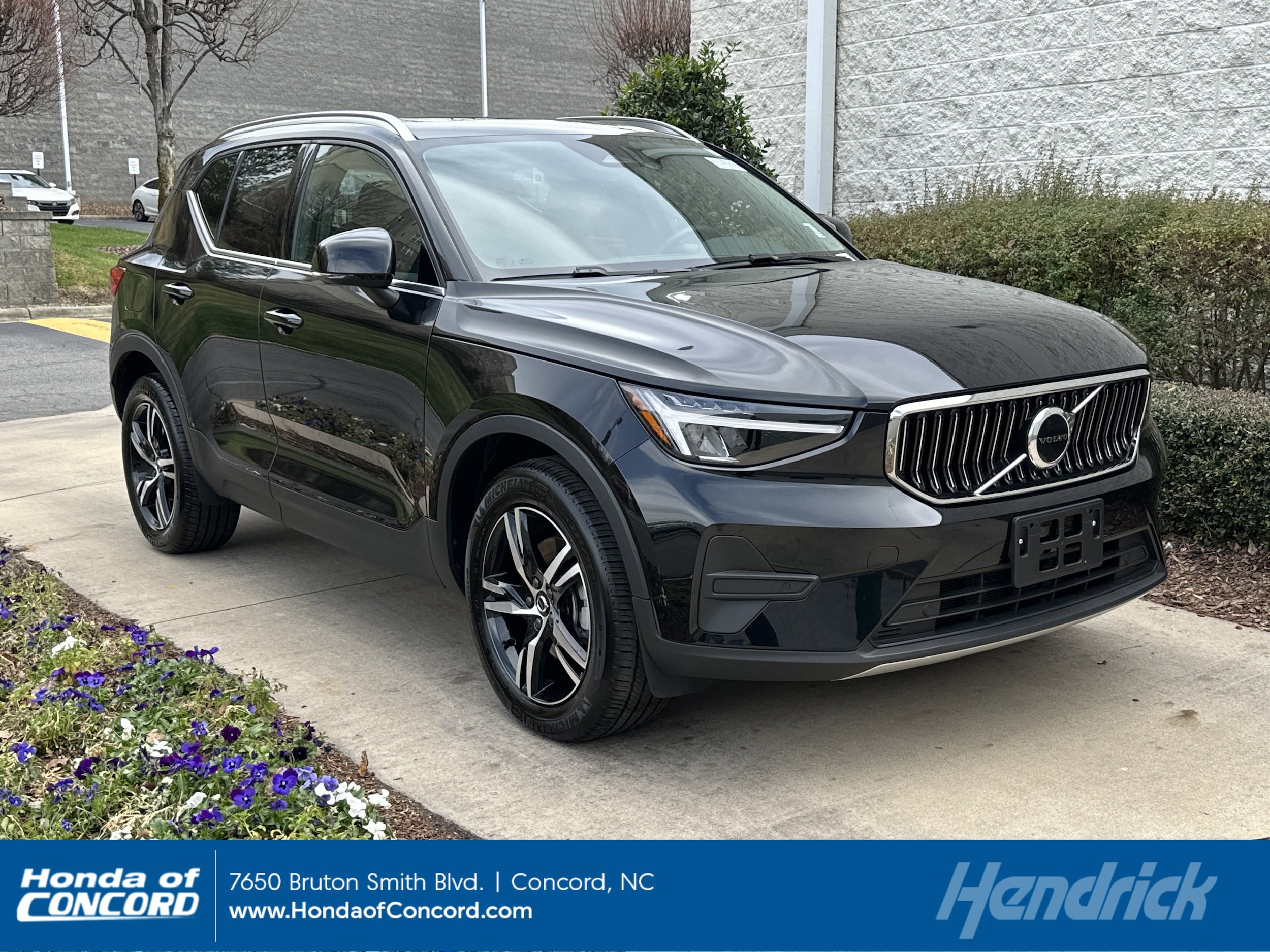 2025 Volvo XC40 Core's photo