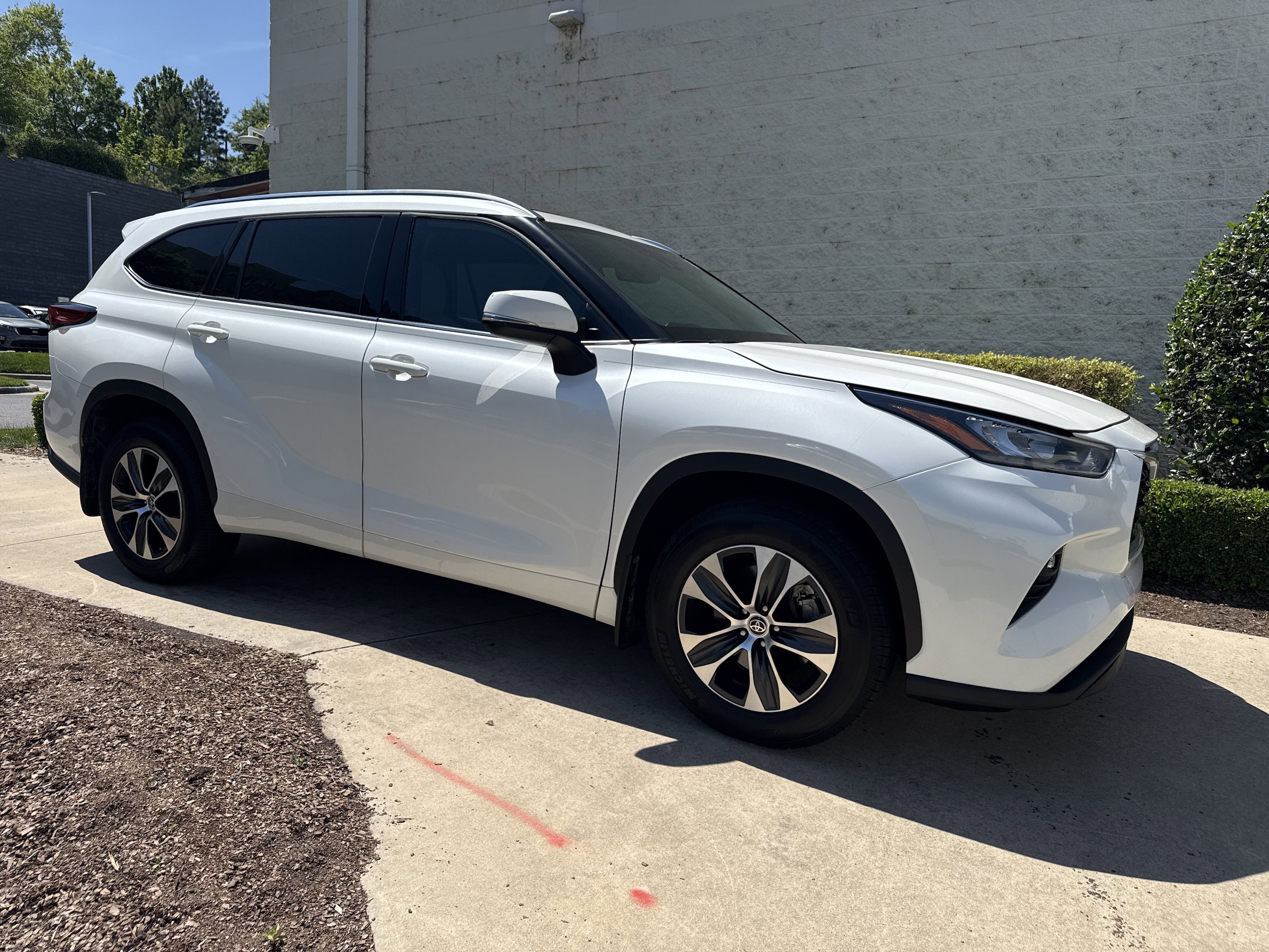 2020 Toyota Highlander XLE photo 2