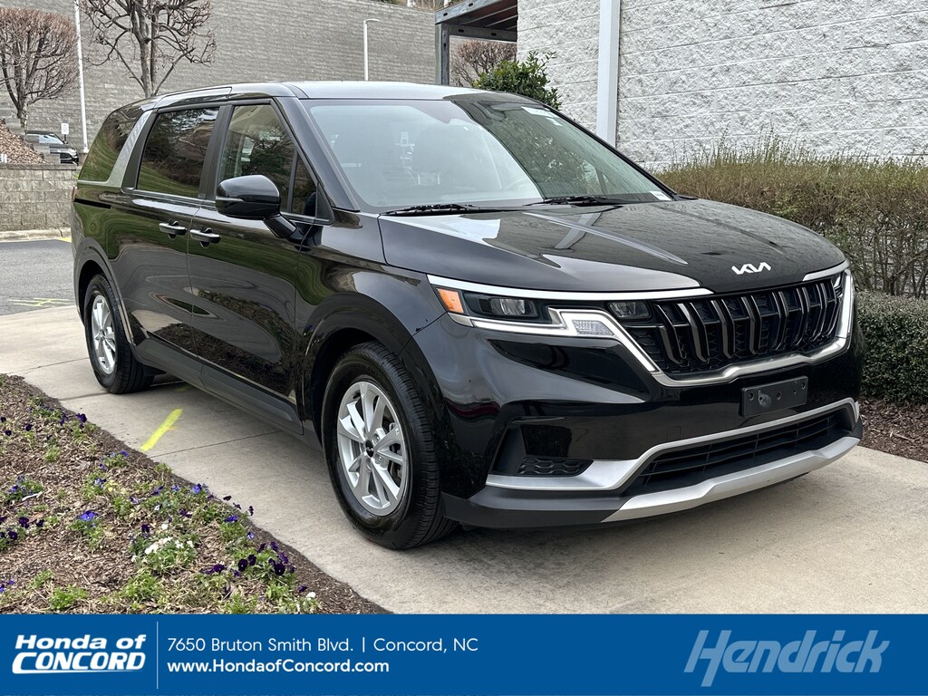 Used 2024 Kia Carnival LX Minivan