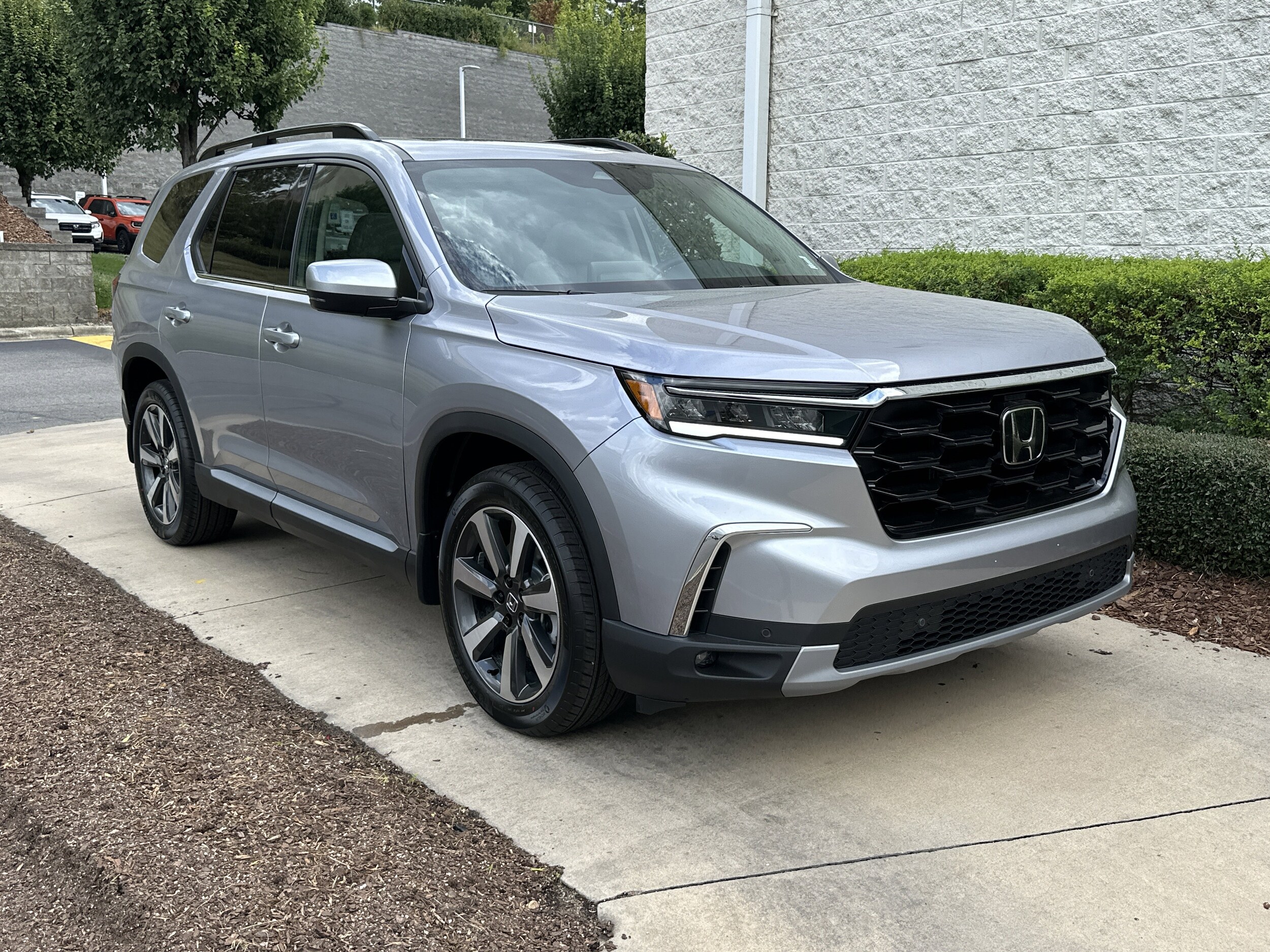2025 Honda Pilot Touring photo 2