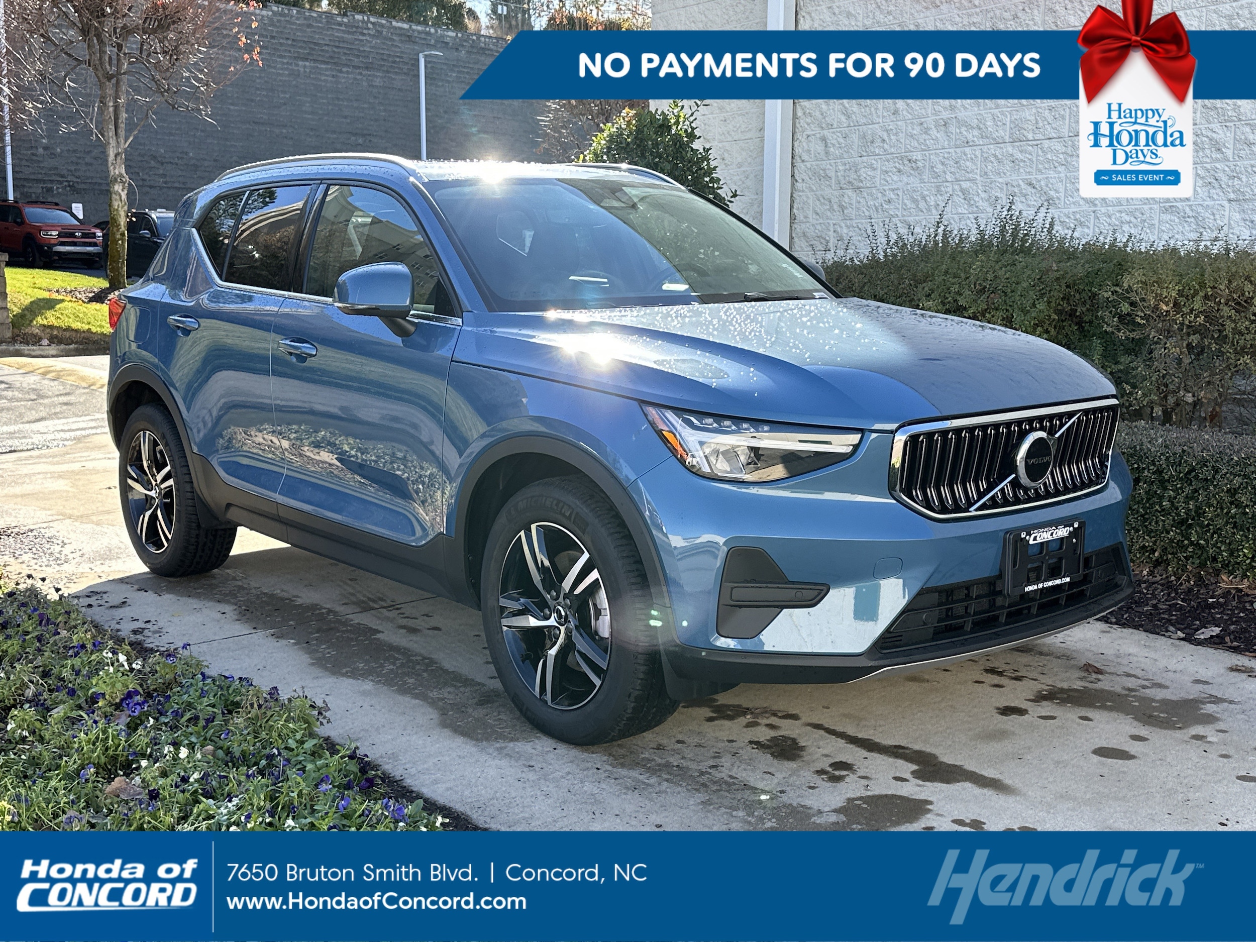 2025 Volvo XC40 Core's photo