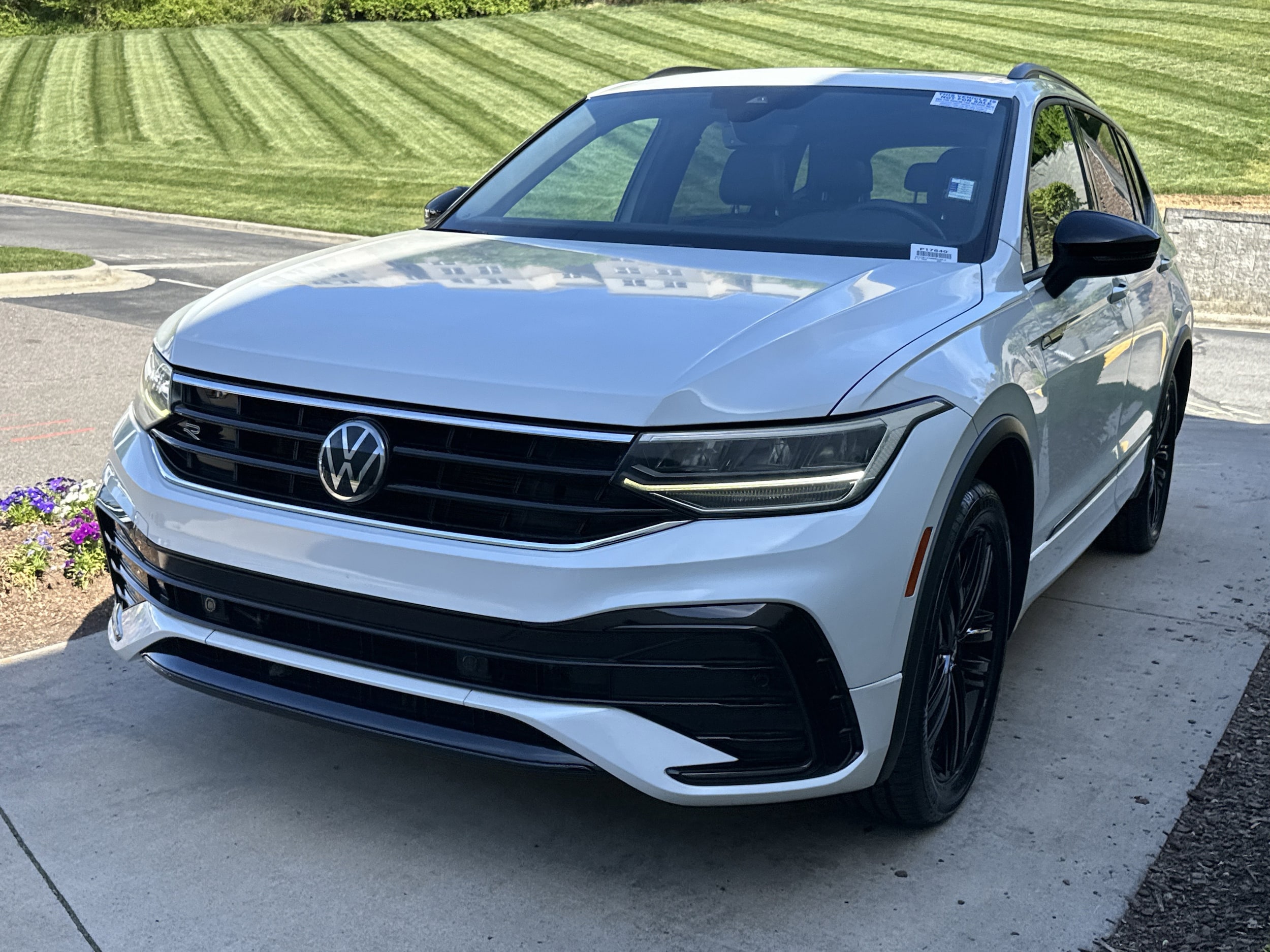 2022 Volkswagen Tiguan SE R-Line Black photo 4