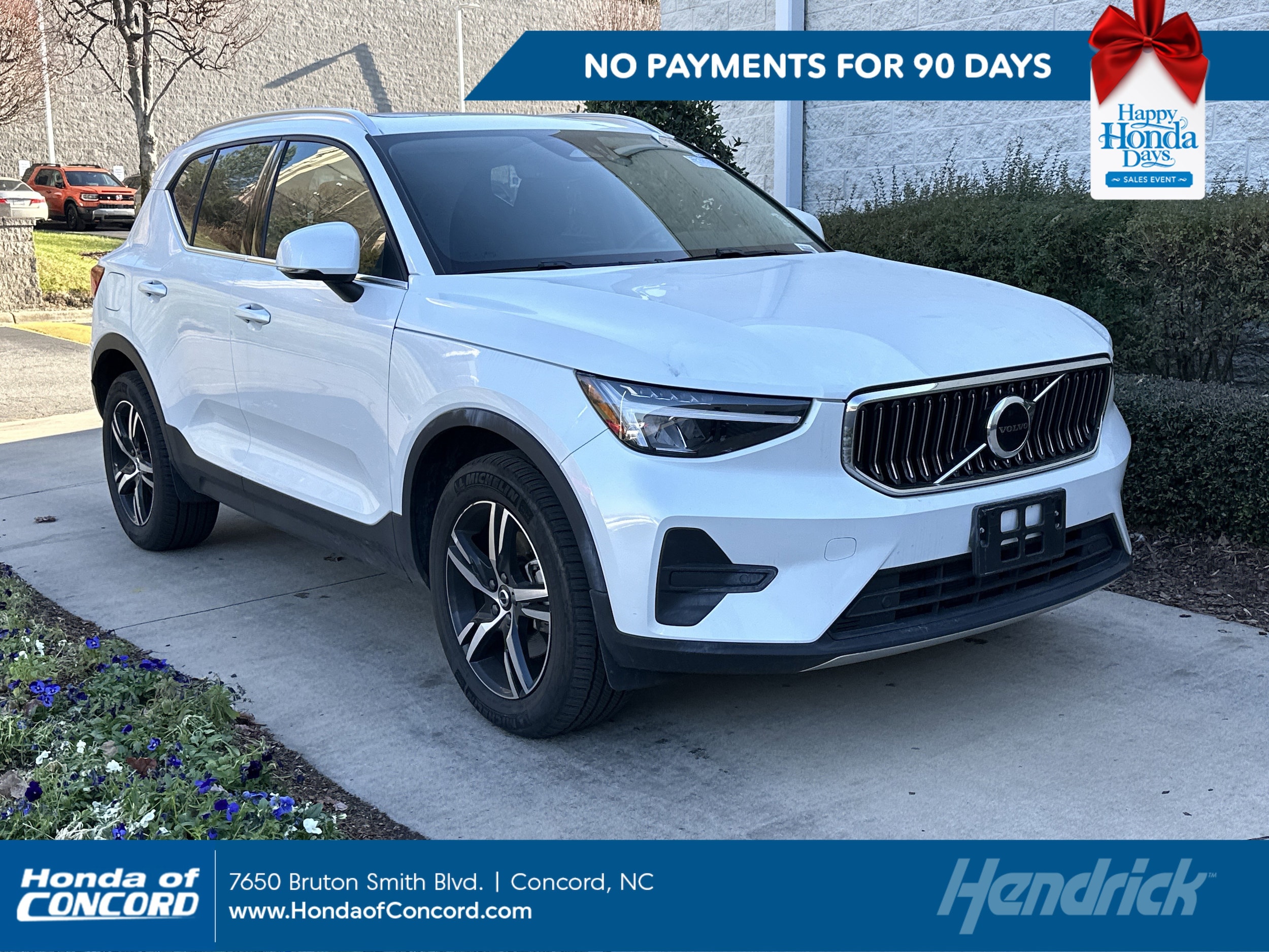 2025 Volvo XC40 Core's photo