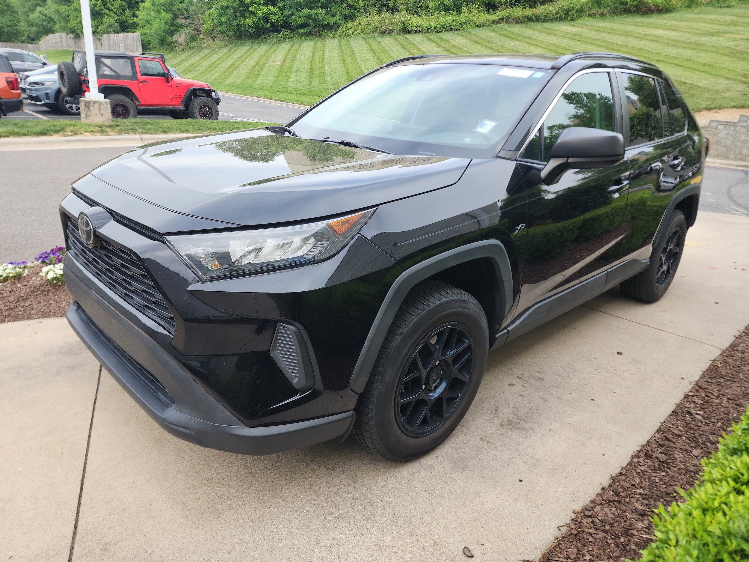 2021 Toyota RAV4 LE photo 3