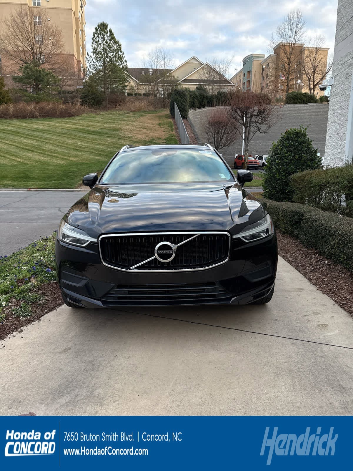 2019 Volvo XC60 Momentum's photo