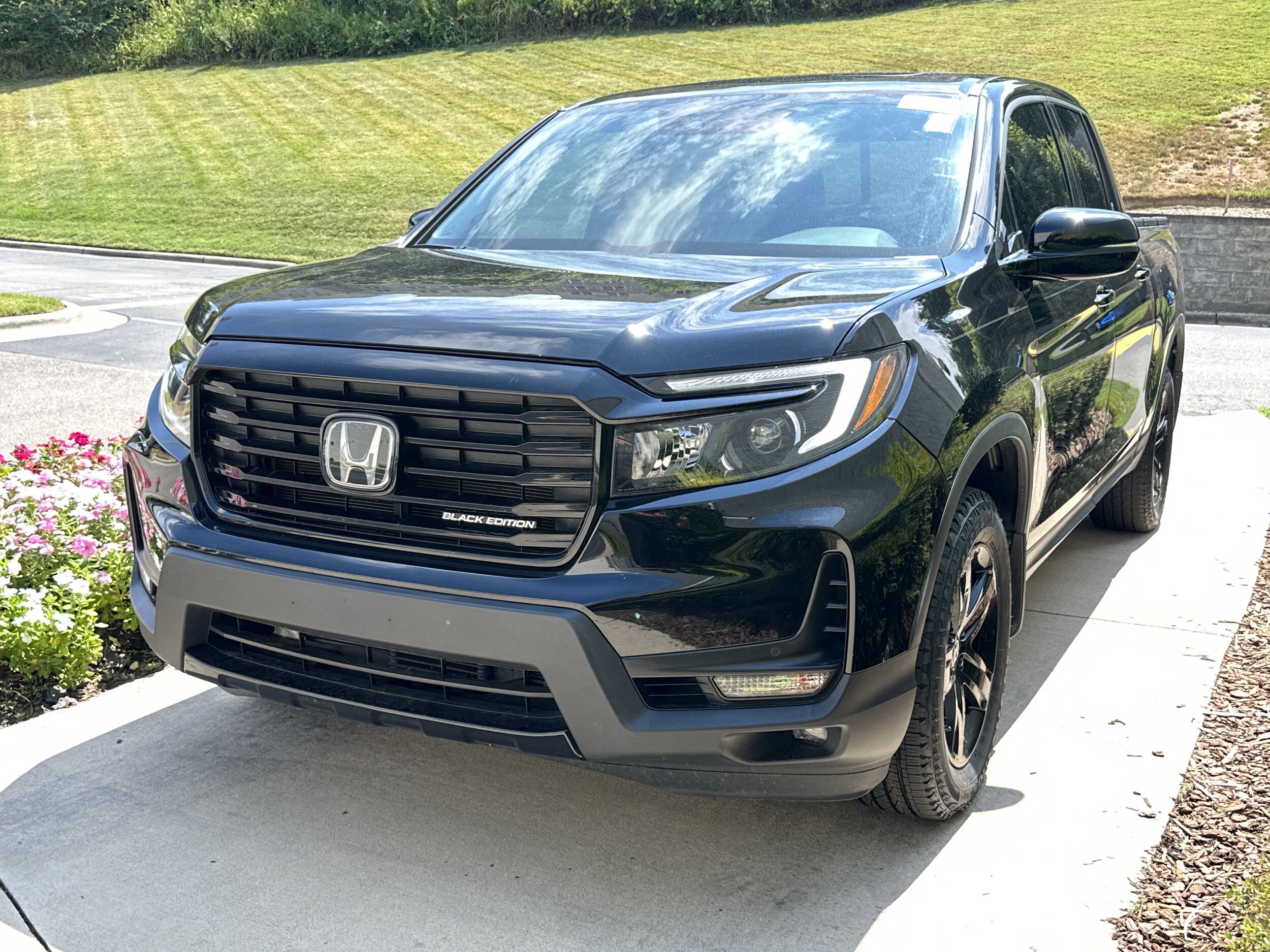 2023 Honda Ridgeline Black Edition photo 3