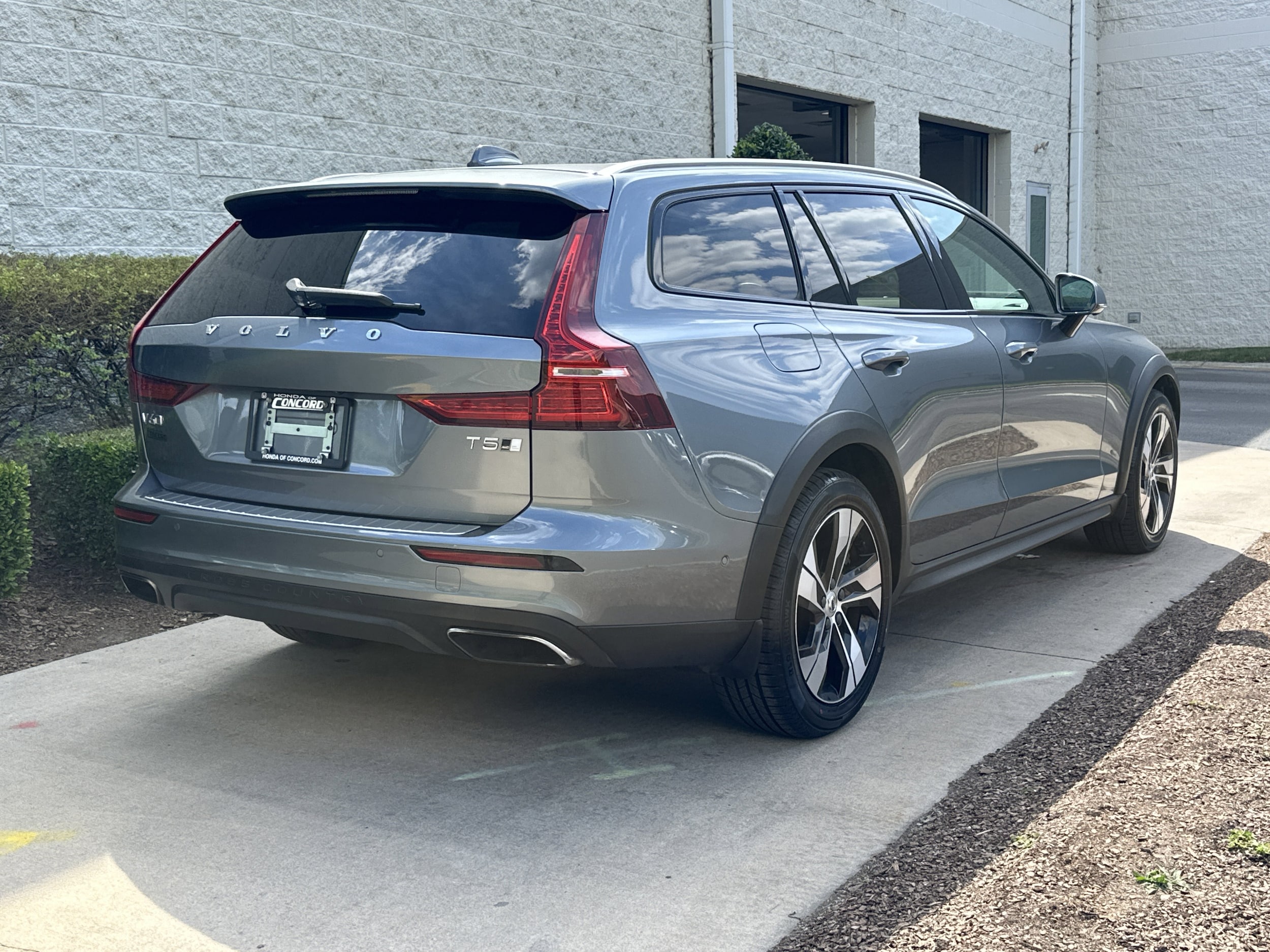 2020 Volvo V60 Cross Country photo 3