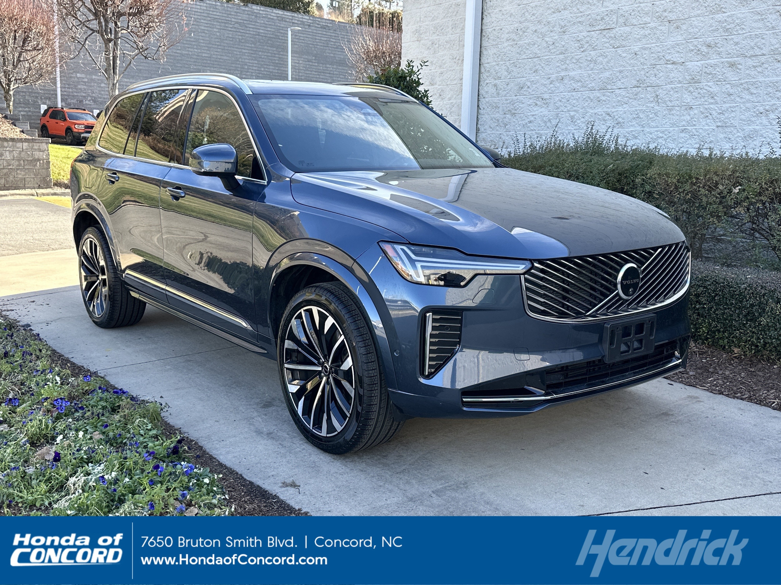 2025 Volvo XC90 Plus's photo