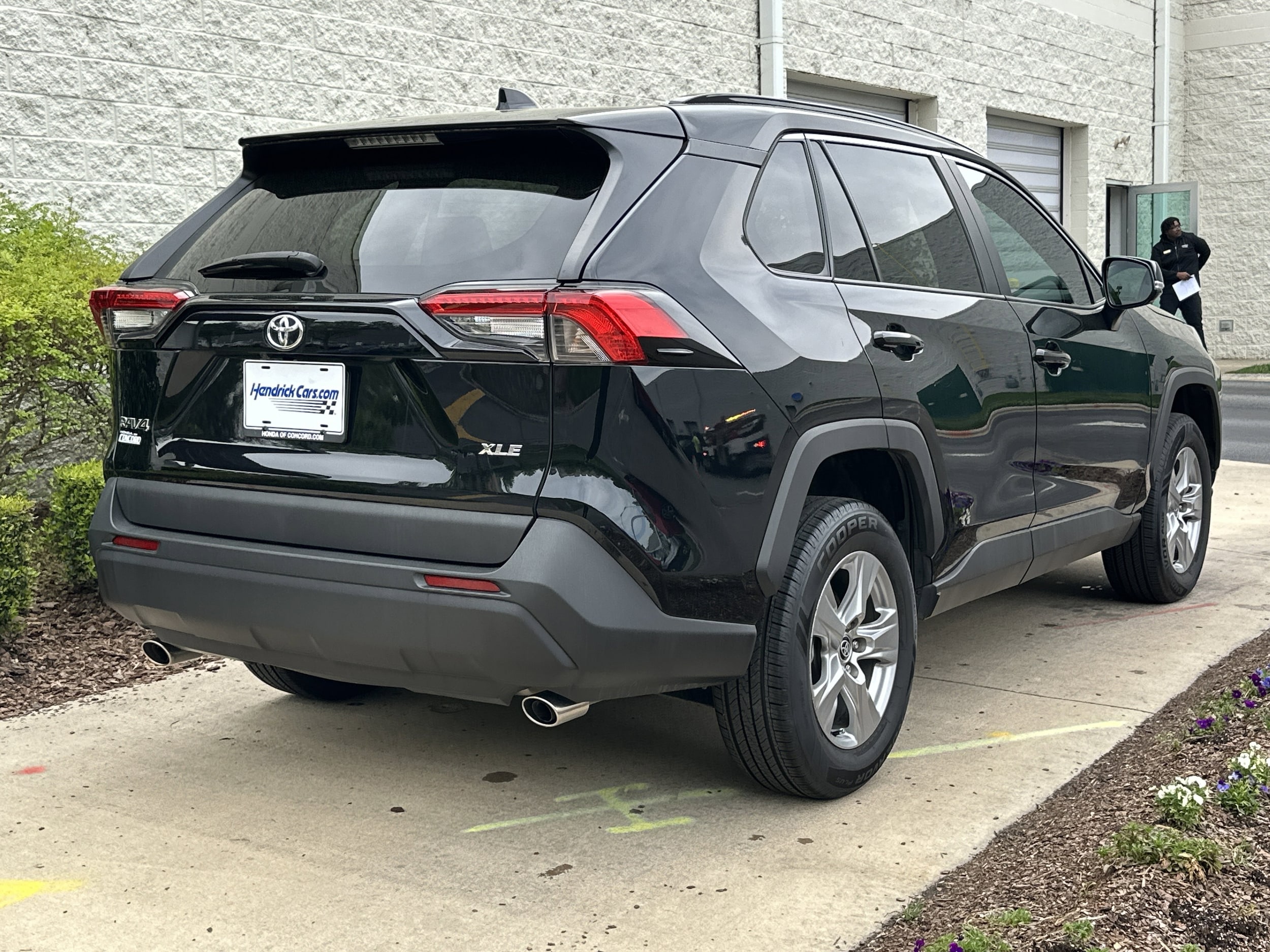 2022 Toyota RAV4 XLE photo 3