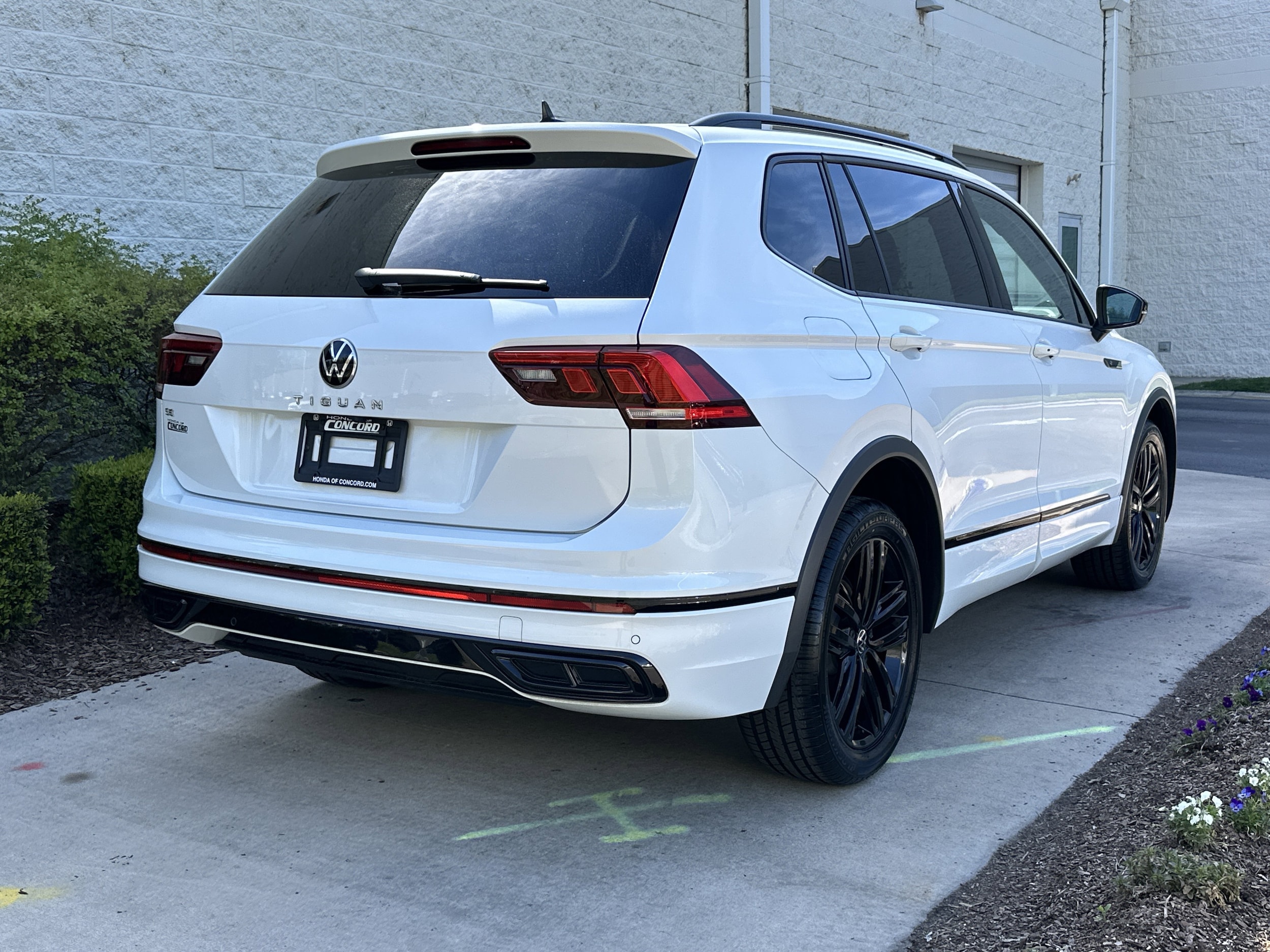 2022 Volkswagen Tiguan SE R-Line Black photo 3