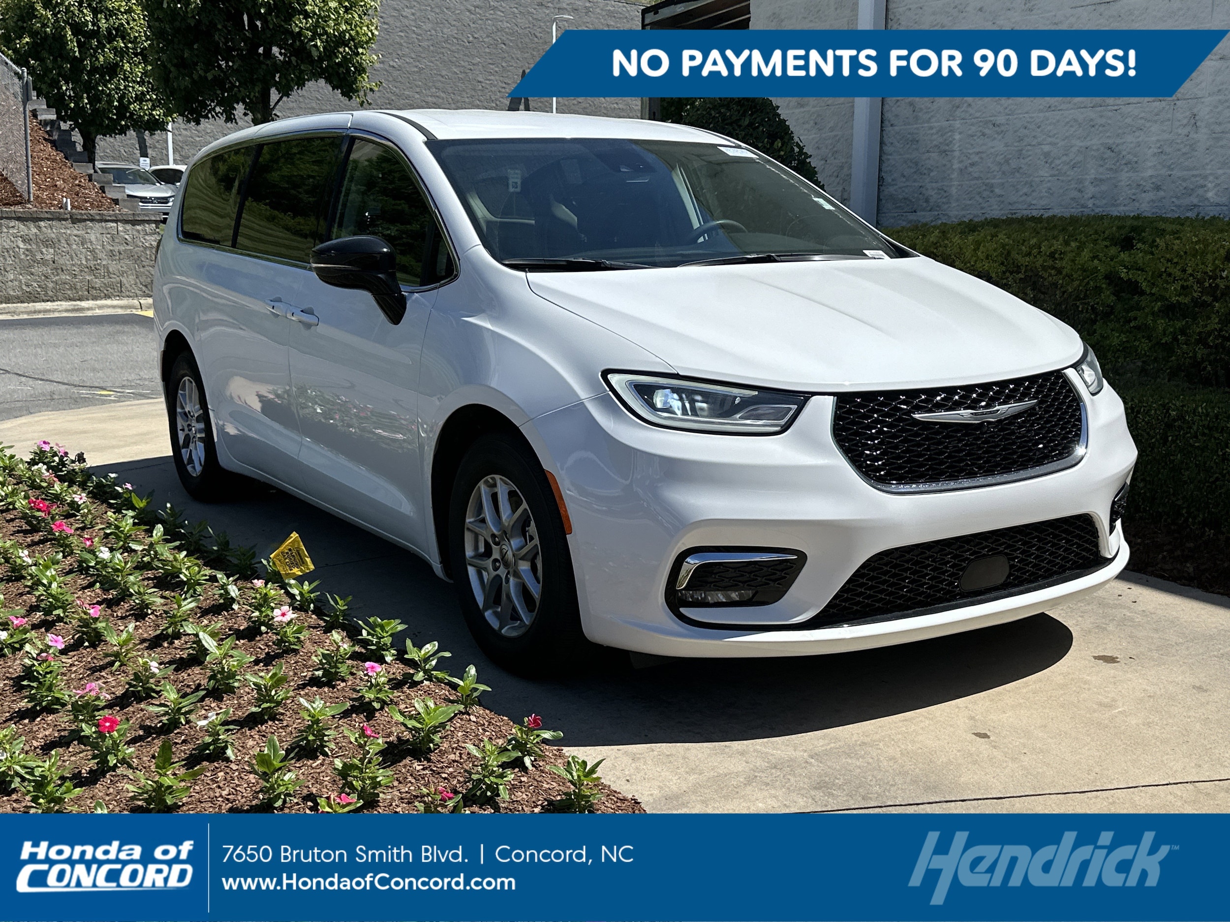 2024 Chrysler Pacifica Touring L's photo