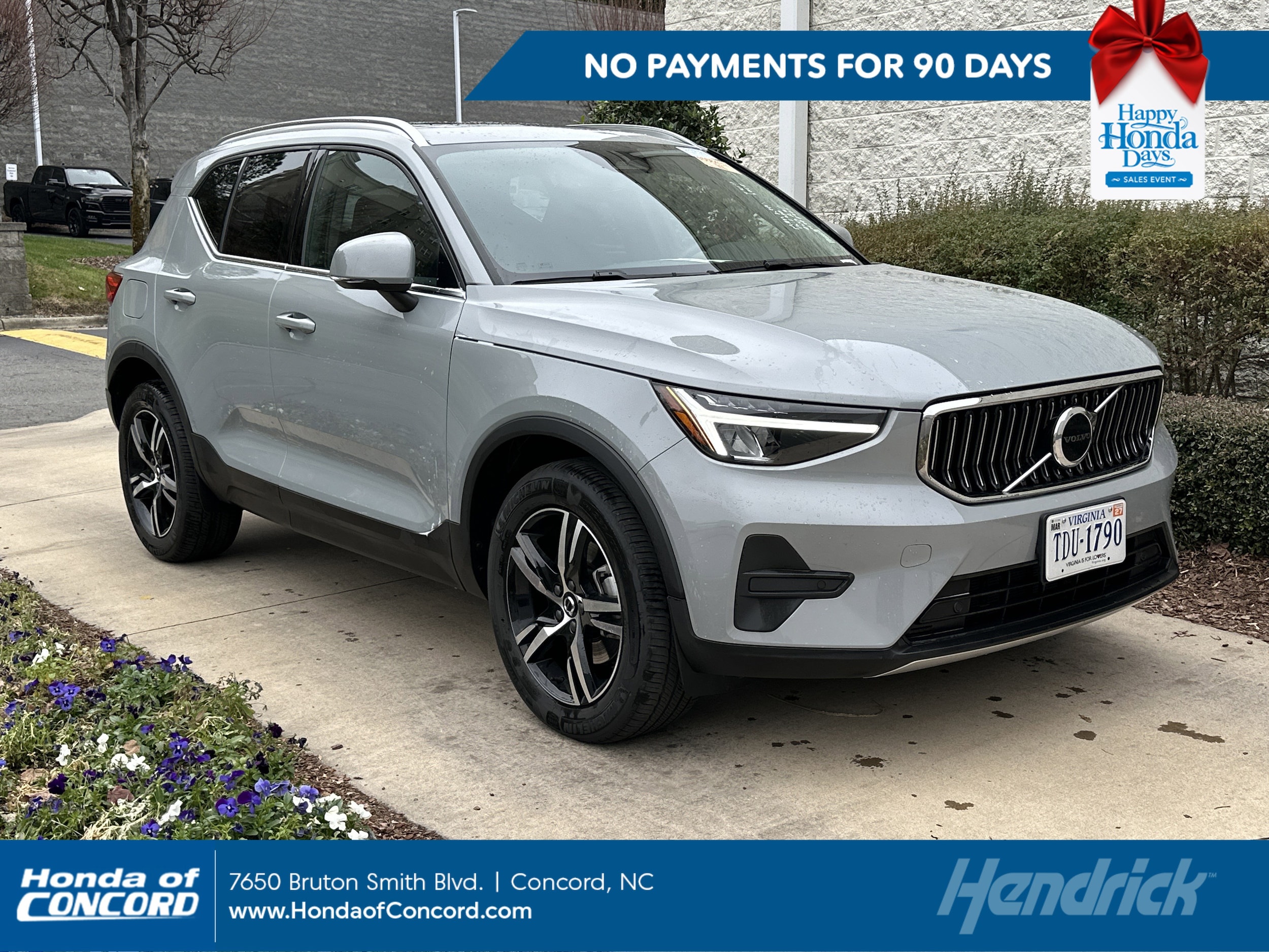 2025 Volvo XC40 Core's photo