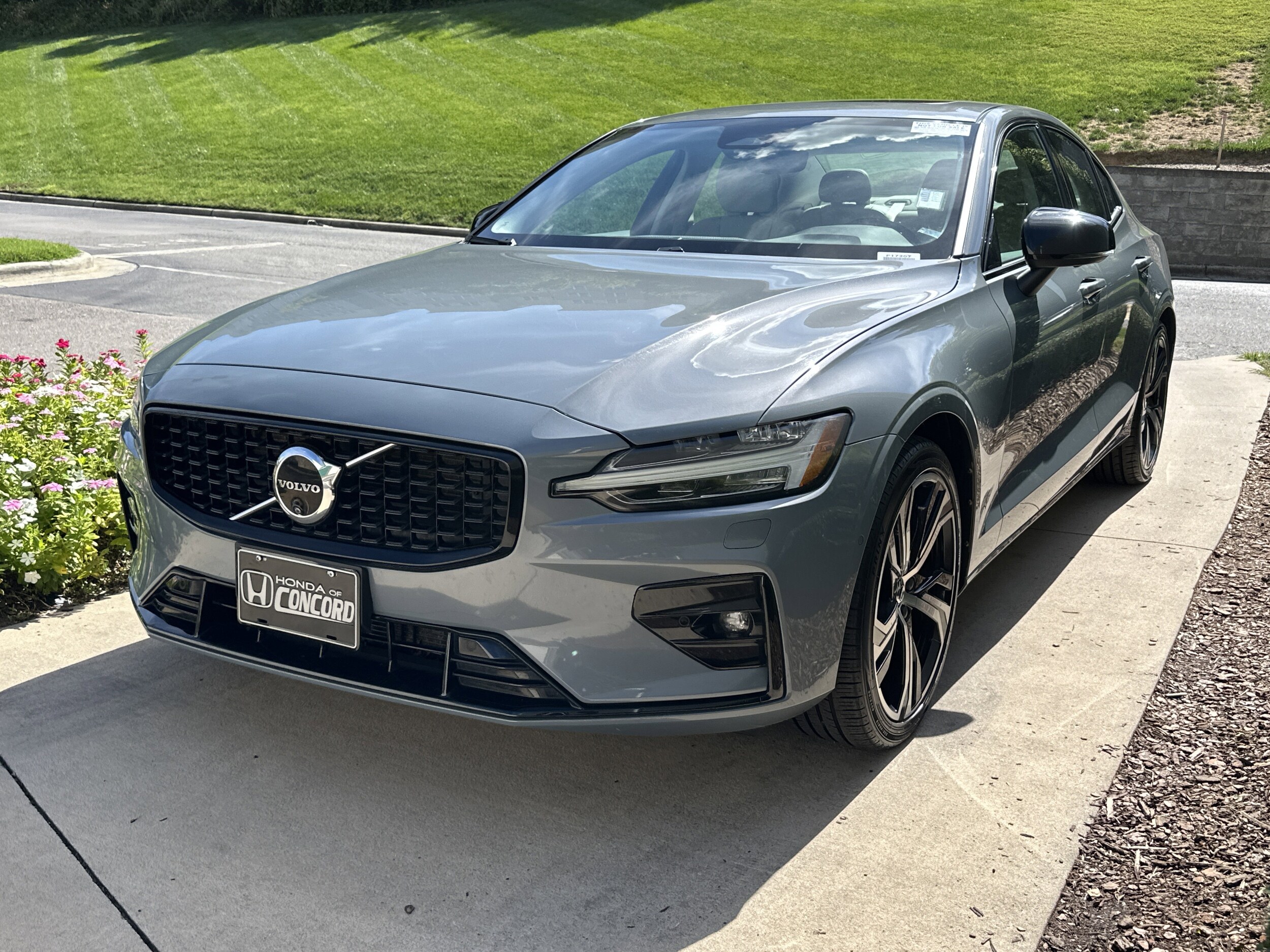 2024 Volvo S60 Plus photo 3