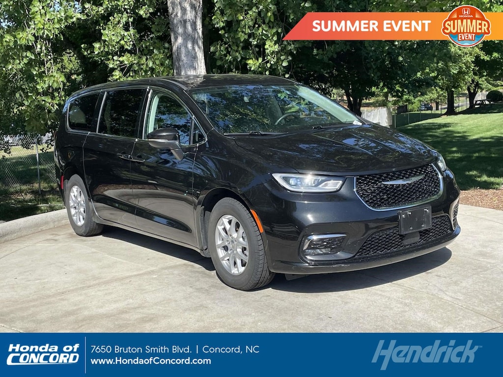 Used 2023 Chrysler Pacifica Touring L Minivan
