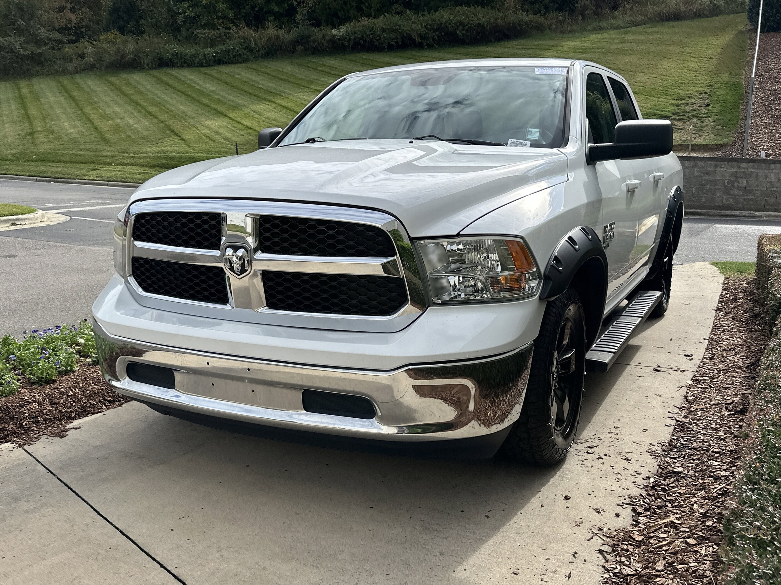 2021 Ram 1500 Classic SLT photo 3