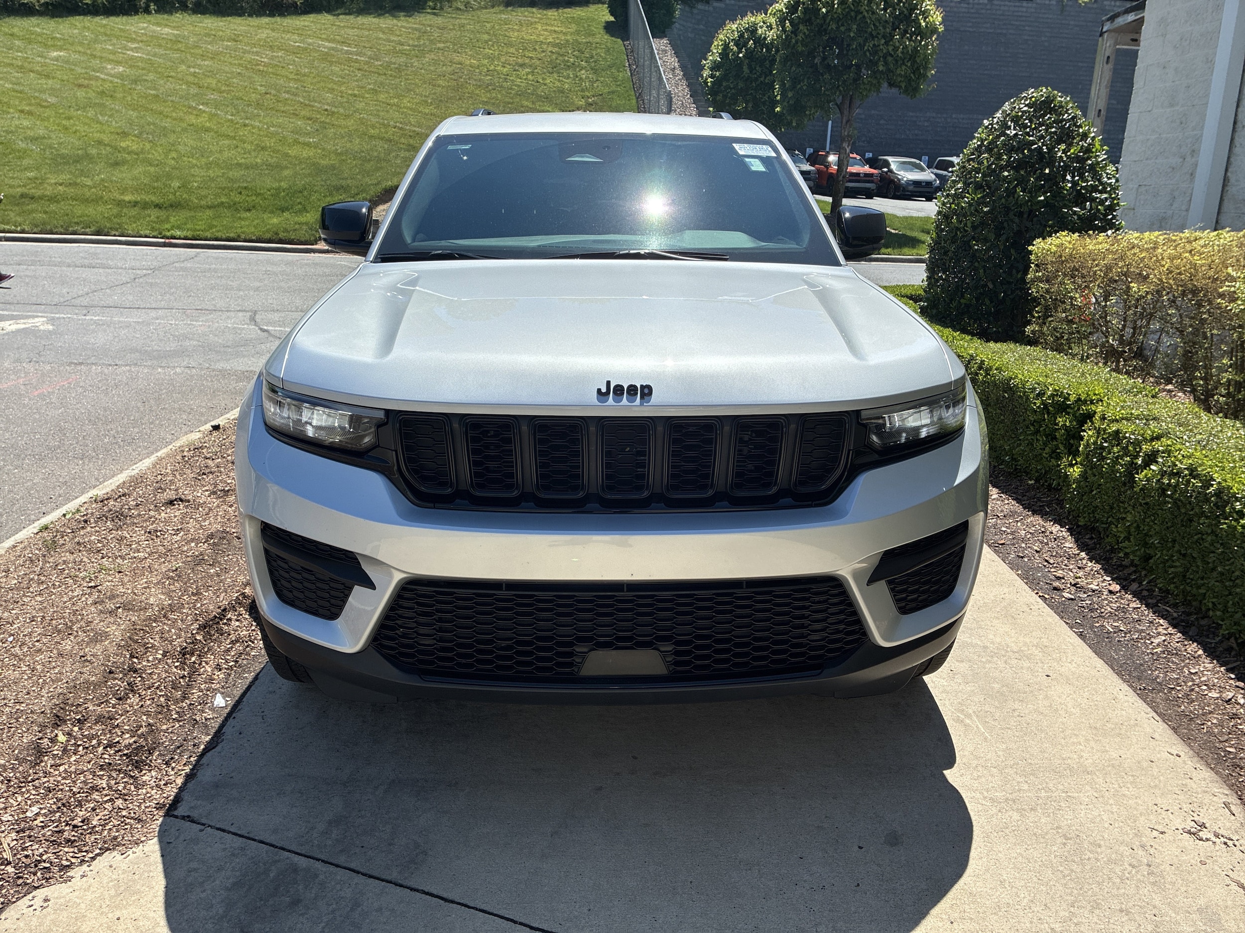 2022 Jeep Grand Cherokee Altitude photo 2