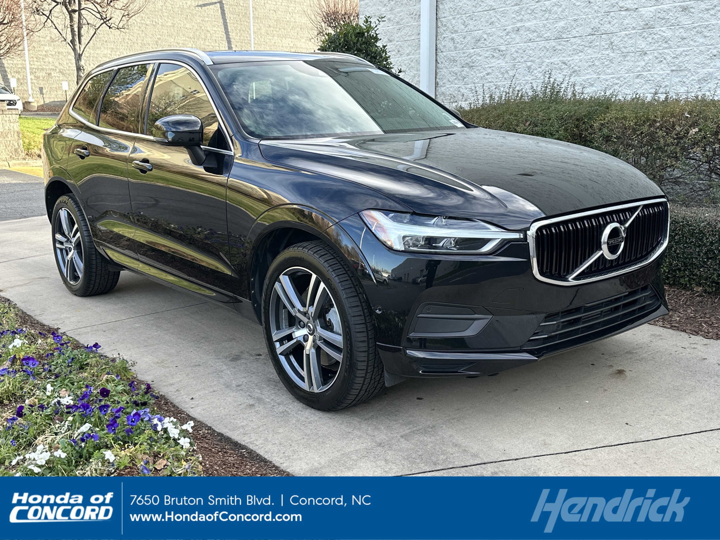 2019 Volvo XC60 Momentum's photo