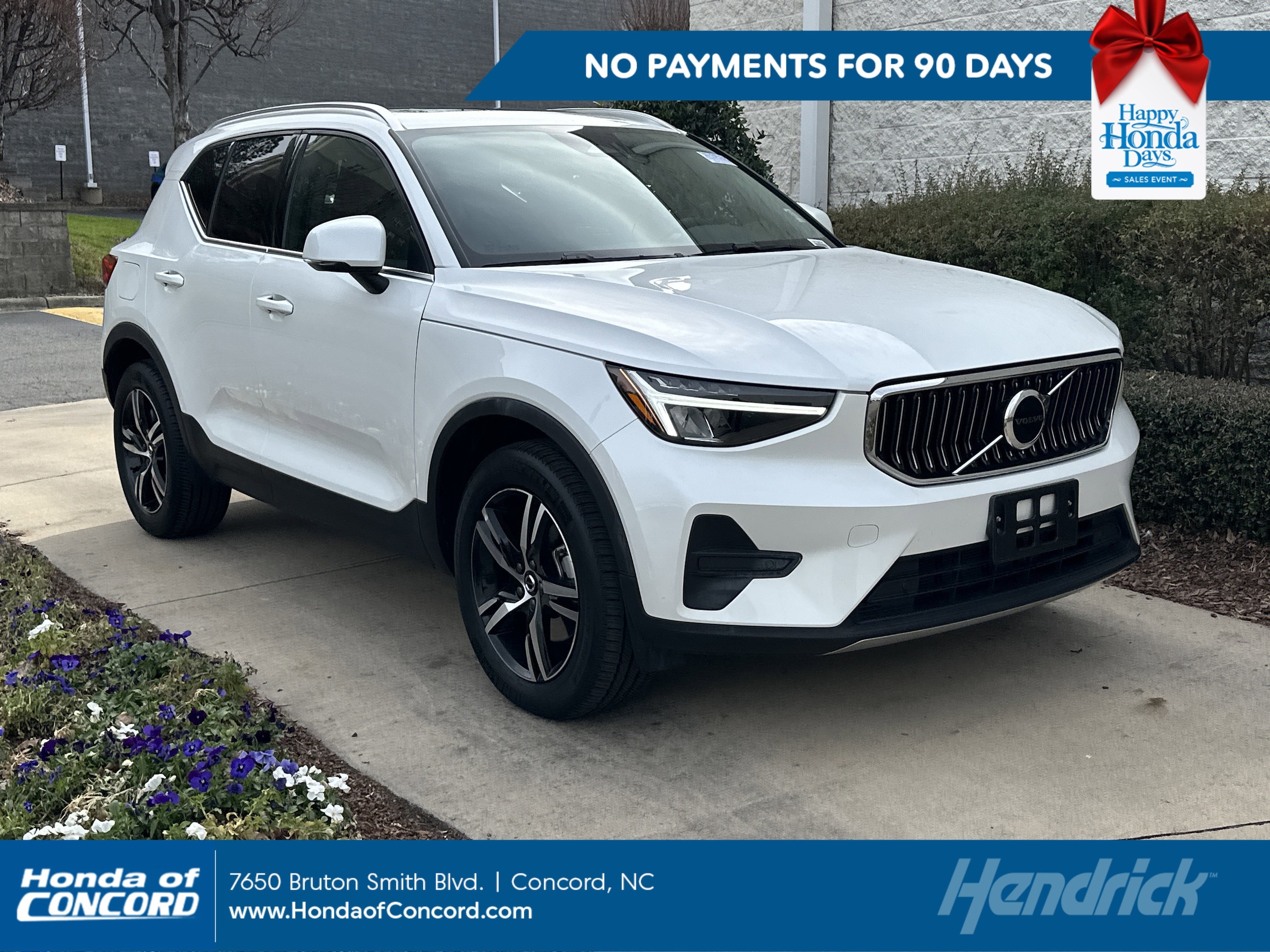 2025 Volvo XC40 Core's photo