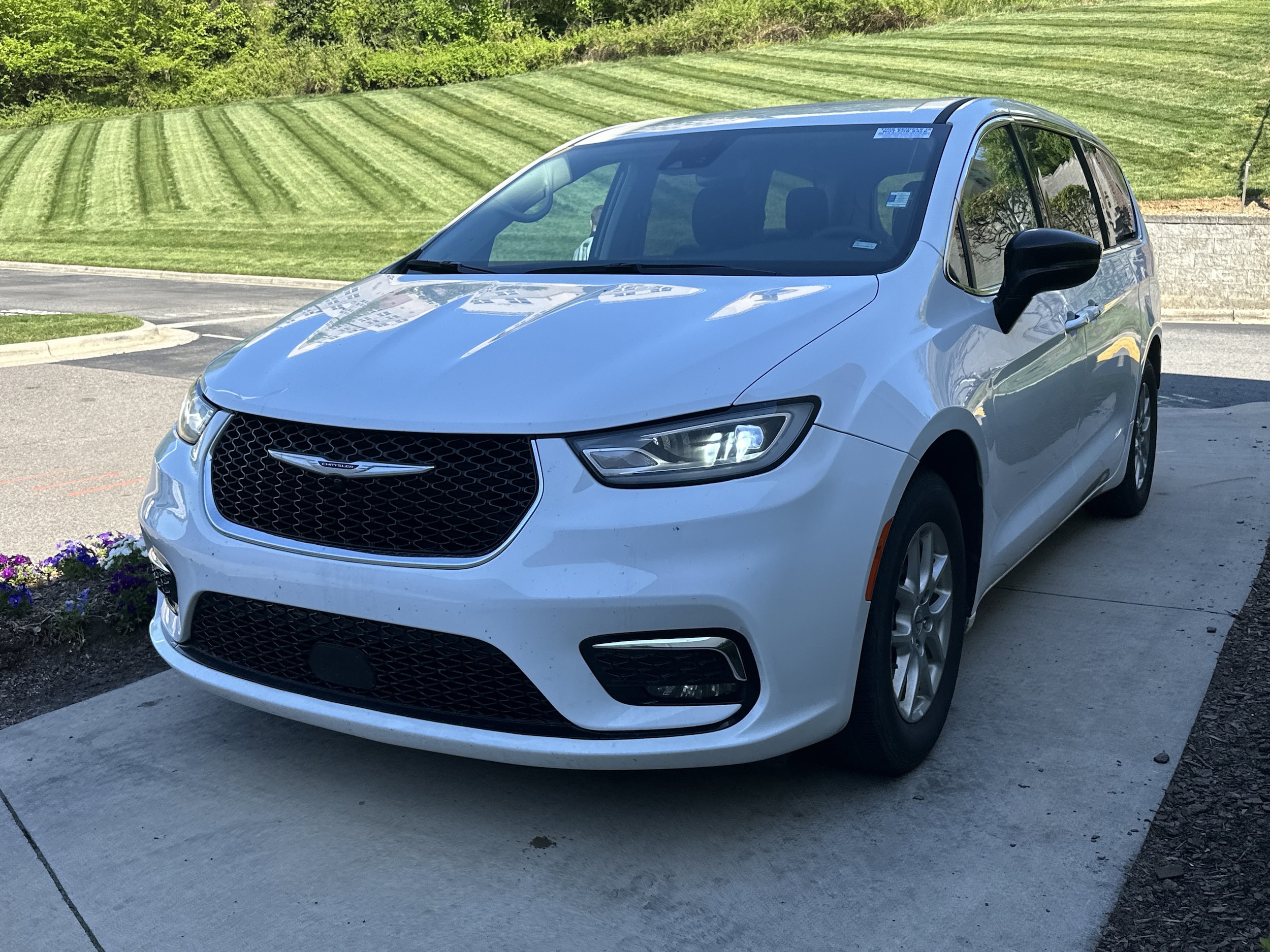 2024 Chrysler Pacifica Touring L photo 5