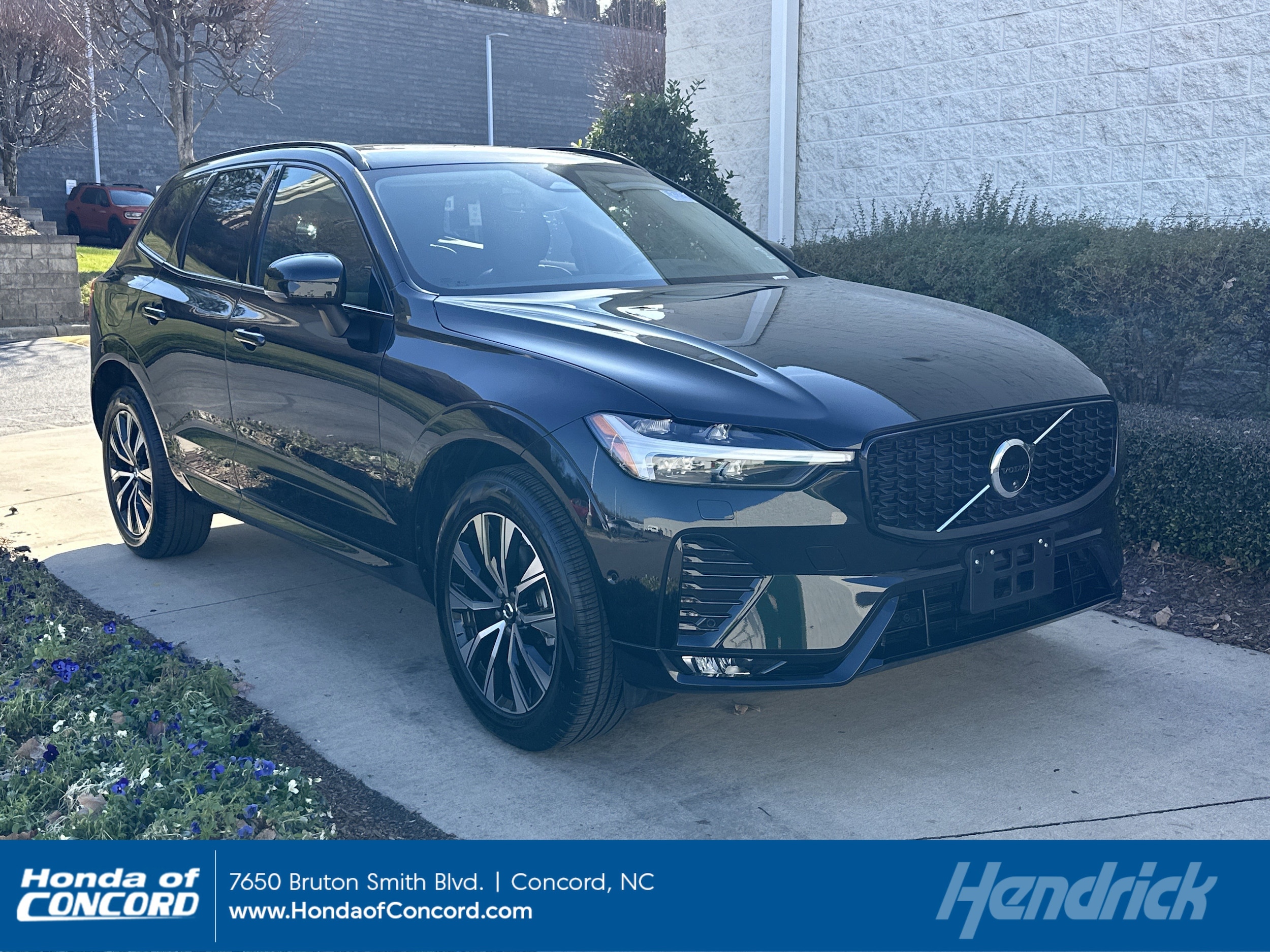 2025 Volvo XC60 Plus's photo