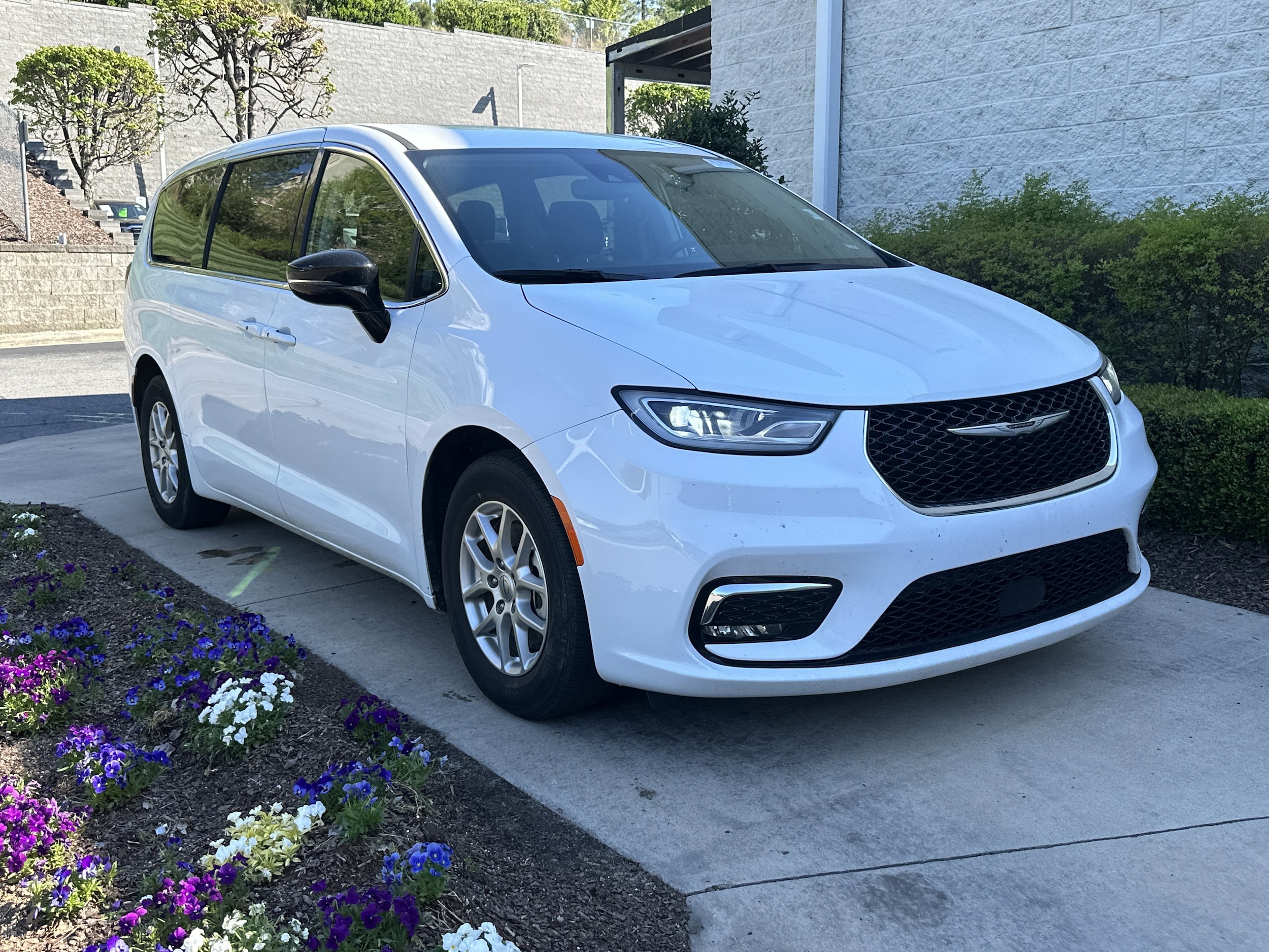 2024 Chrysler Pacifica Touring L photo 2