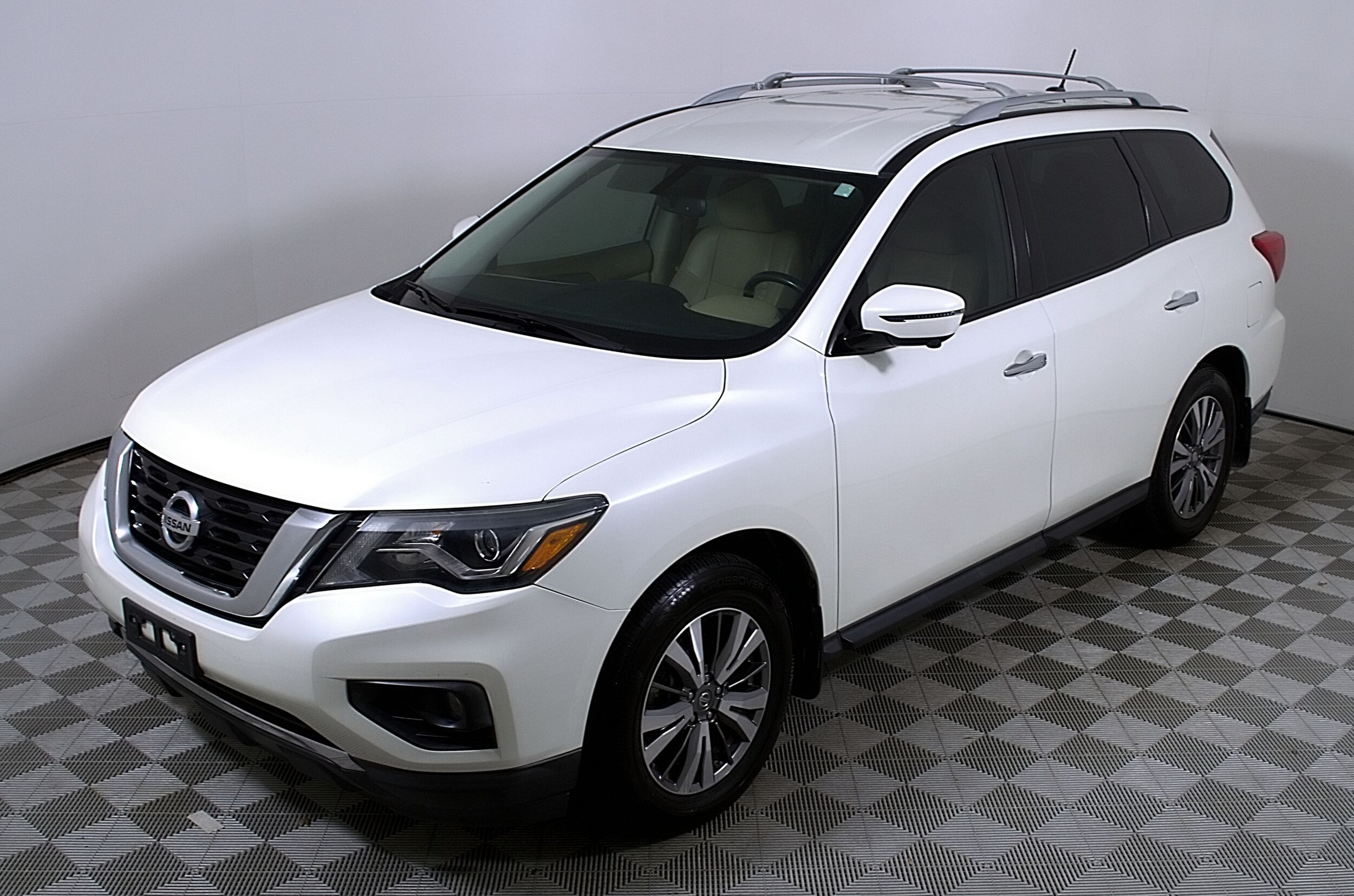 2018 Nissan Pathfinder SL photo 3
