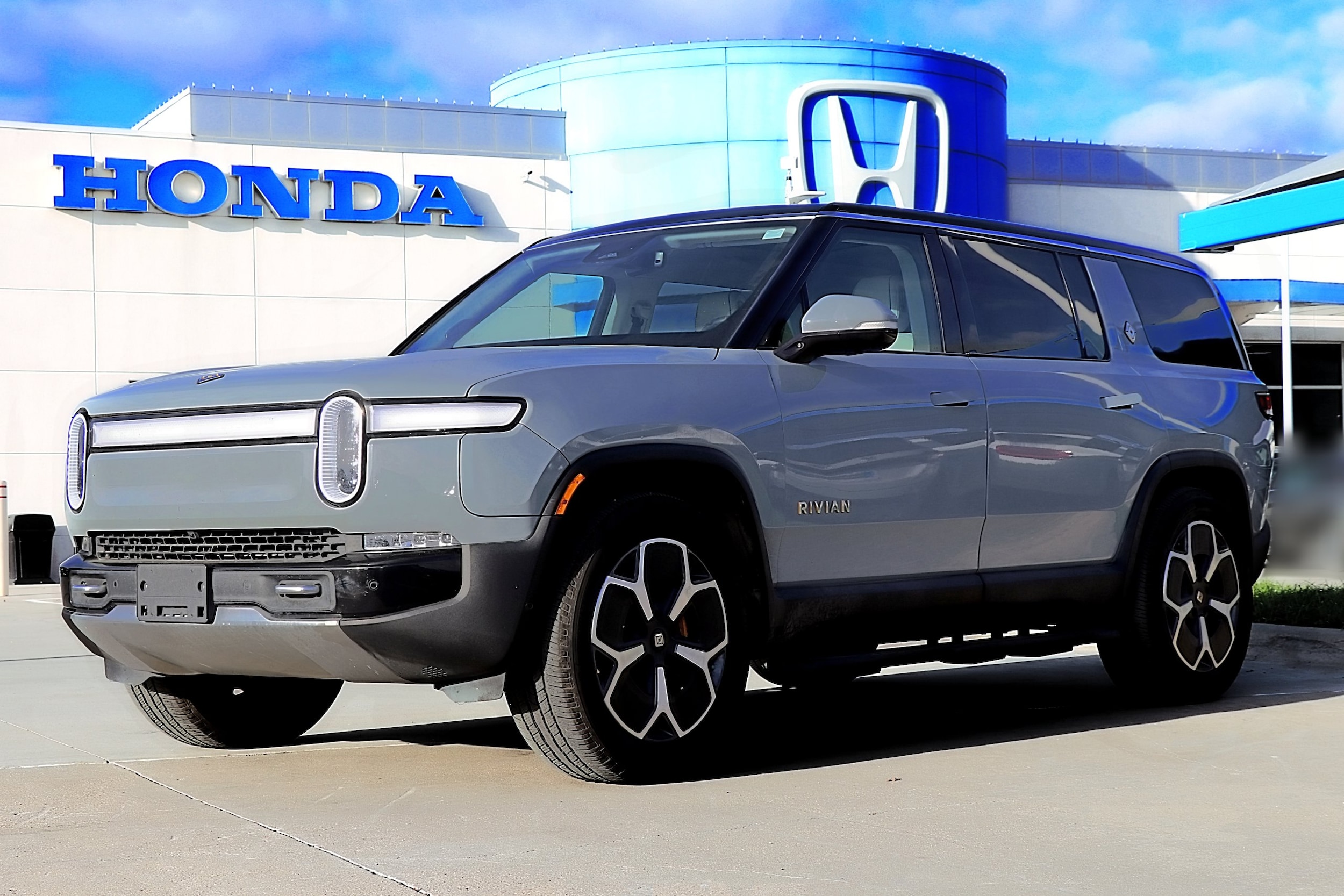 2023 Rivian R1S