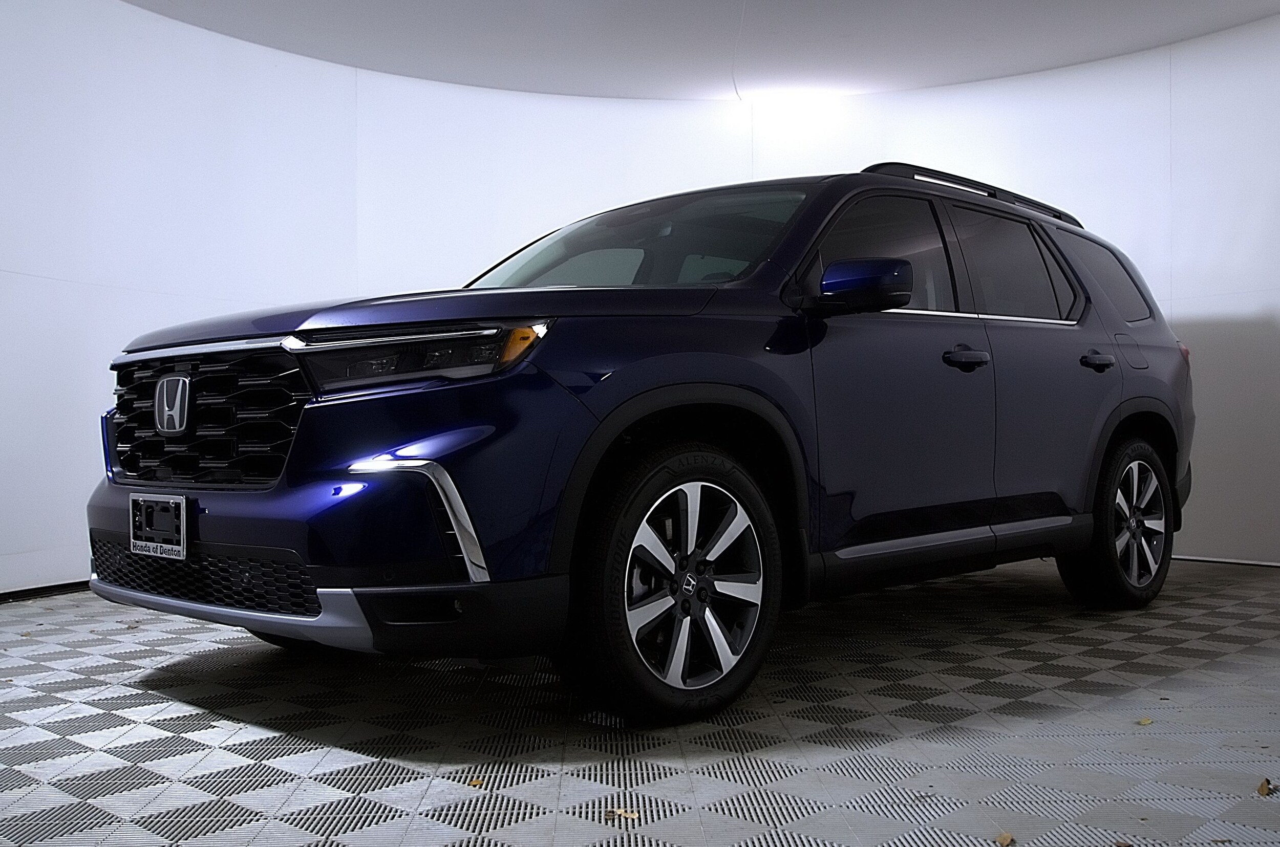 2025 Honda Pilot Touring photo 2