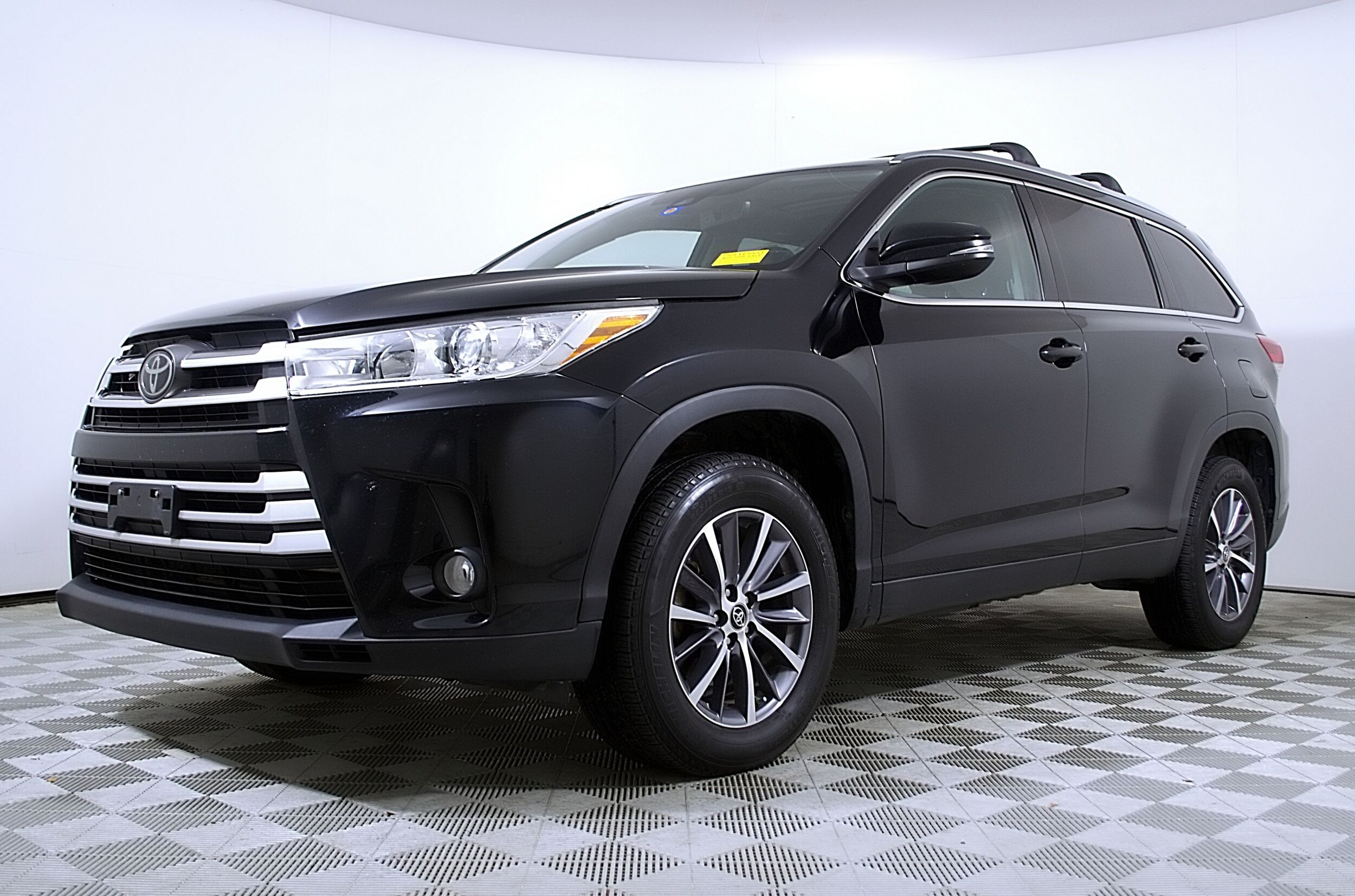2019 Toyota Highlander XLE photo 2