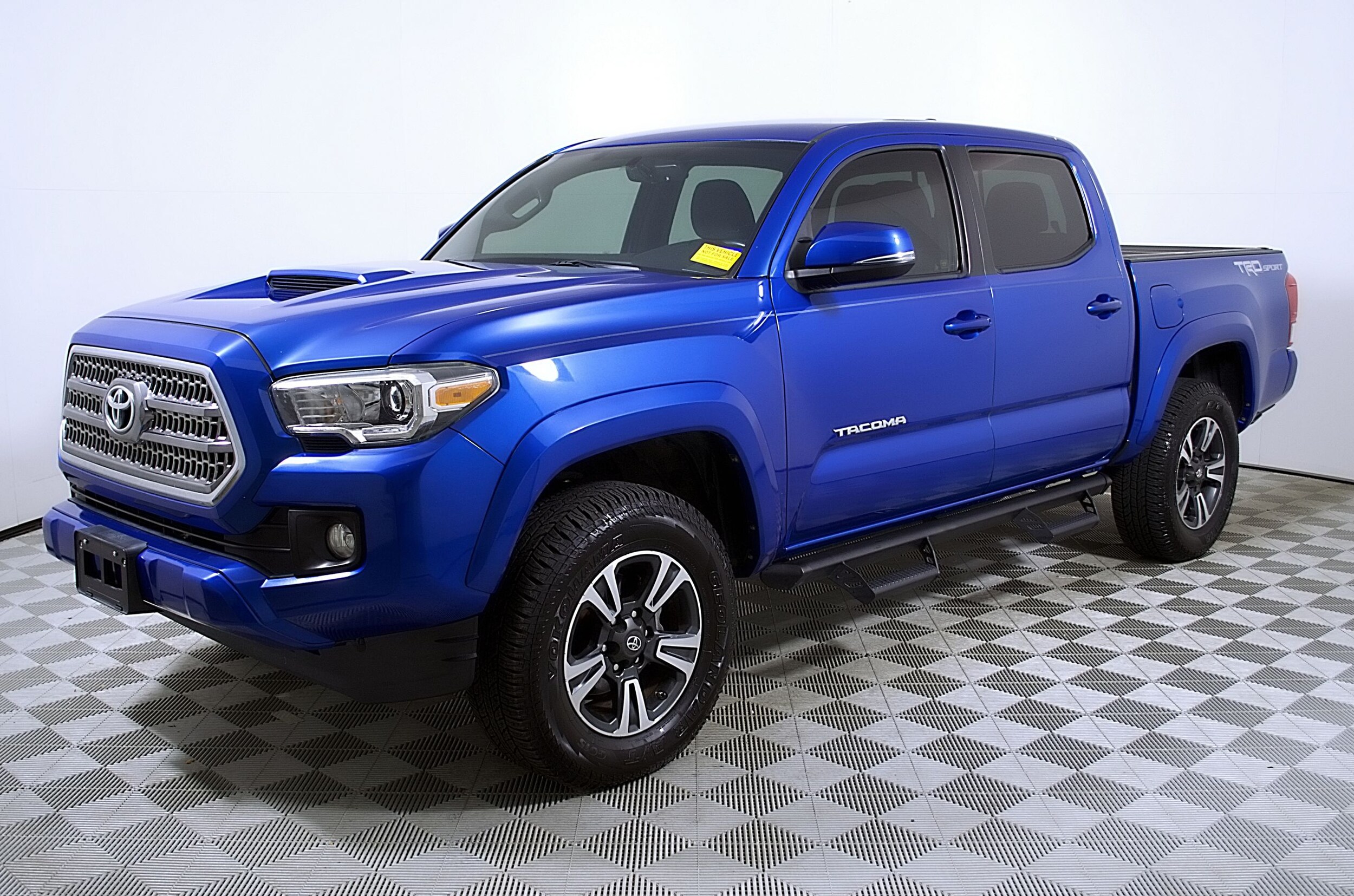 2017 Toyota Tacoma SR5 TRD Sport photo 3