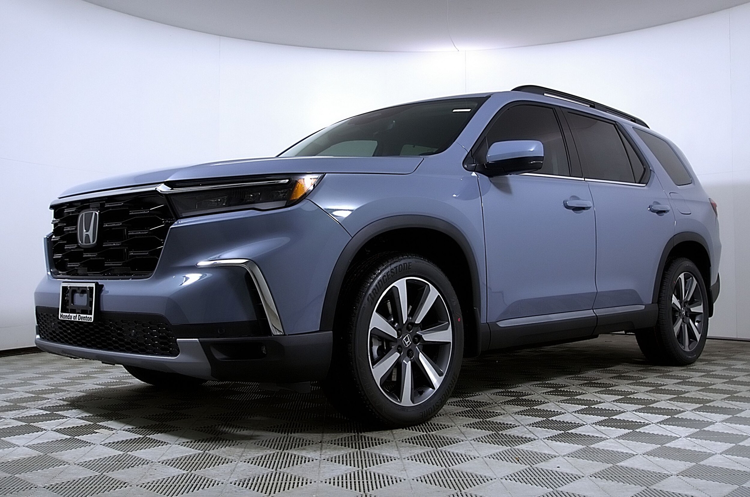2025 Honda Pilot Touring photo 2