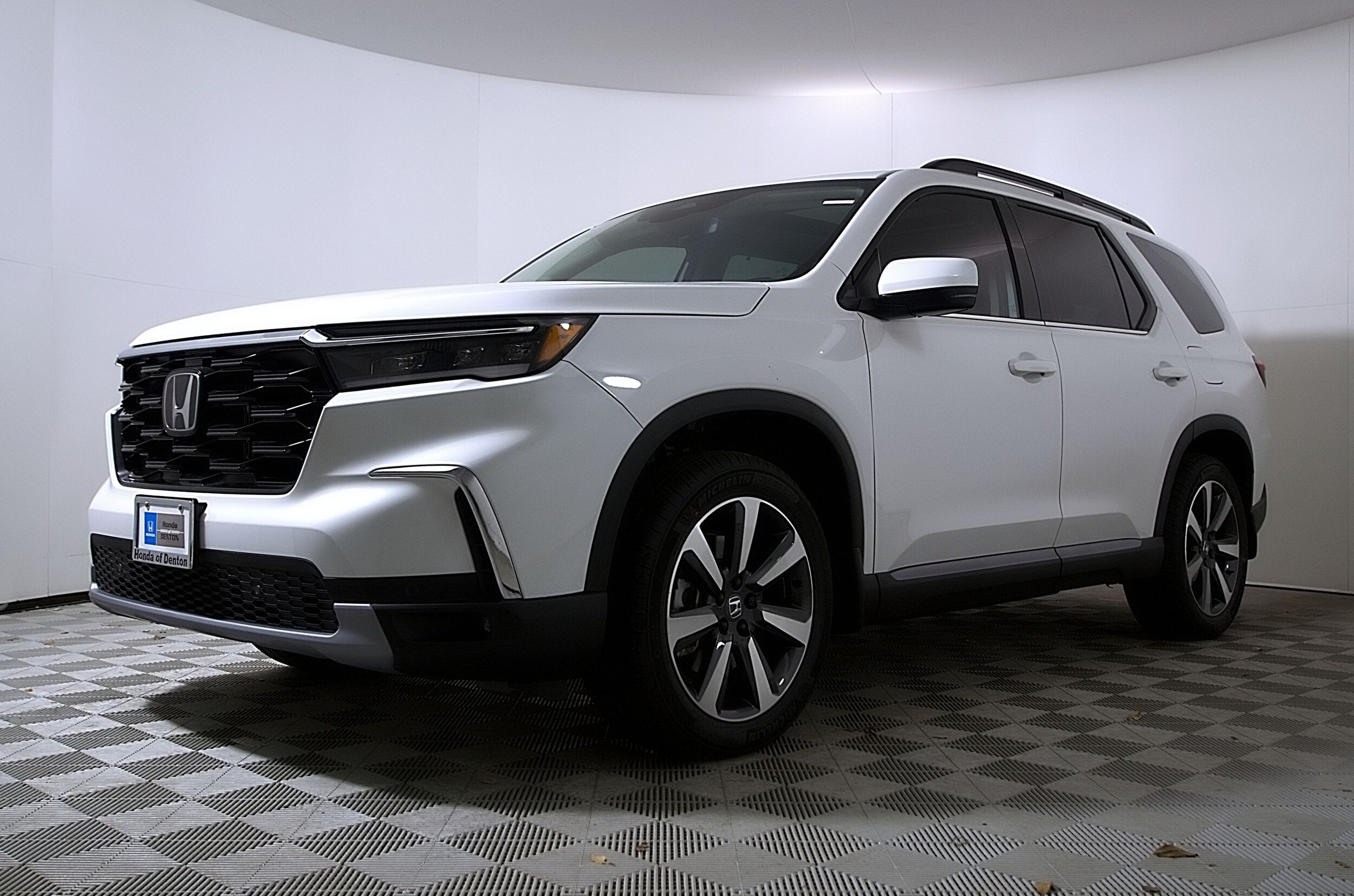 2023 Honda Pilot Touring photo 2