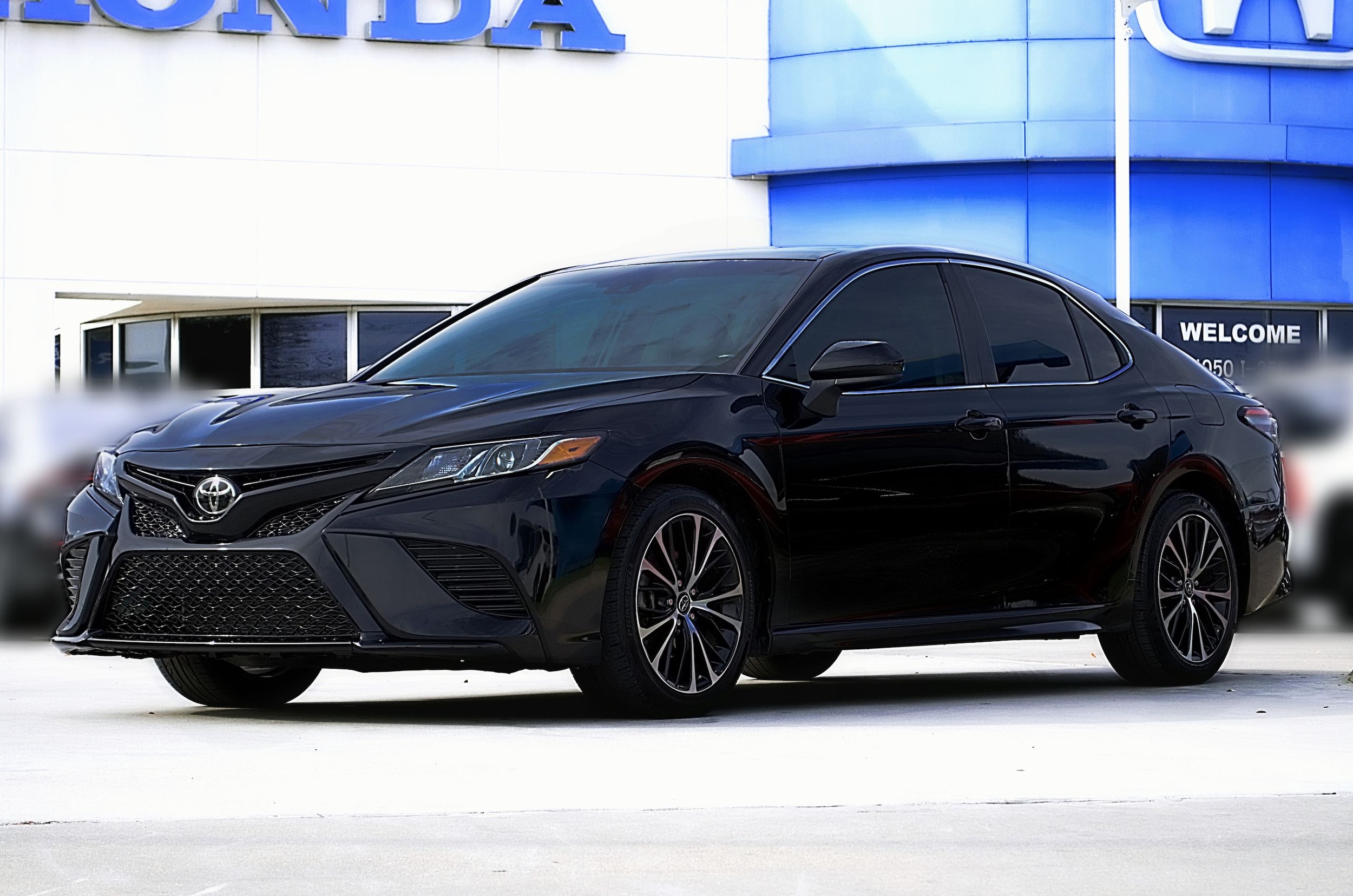 2018 Toyota Camry SE's photo