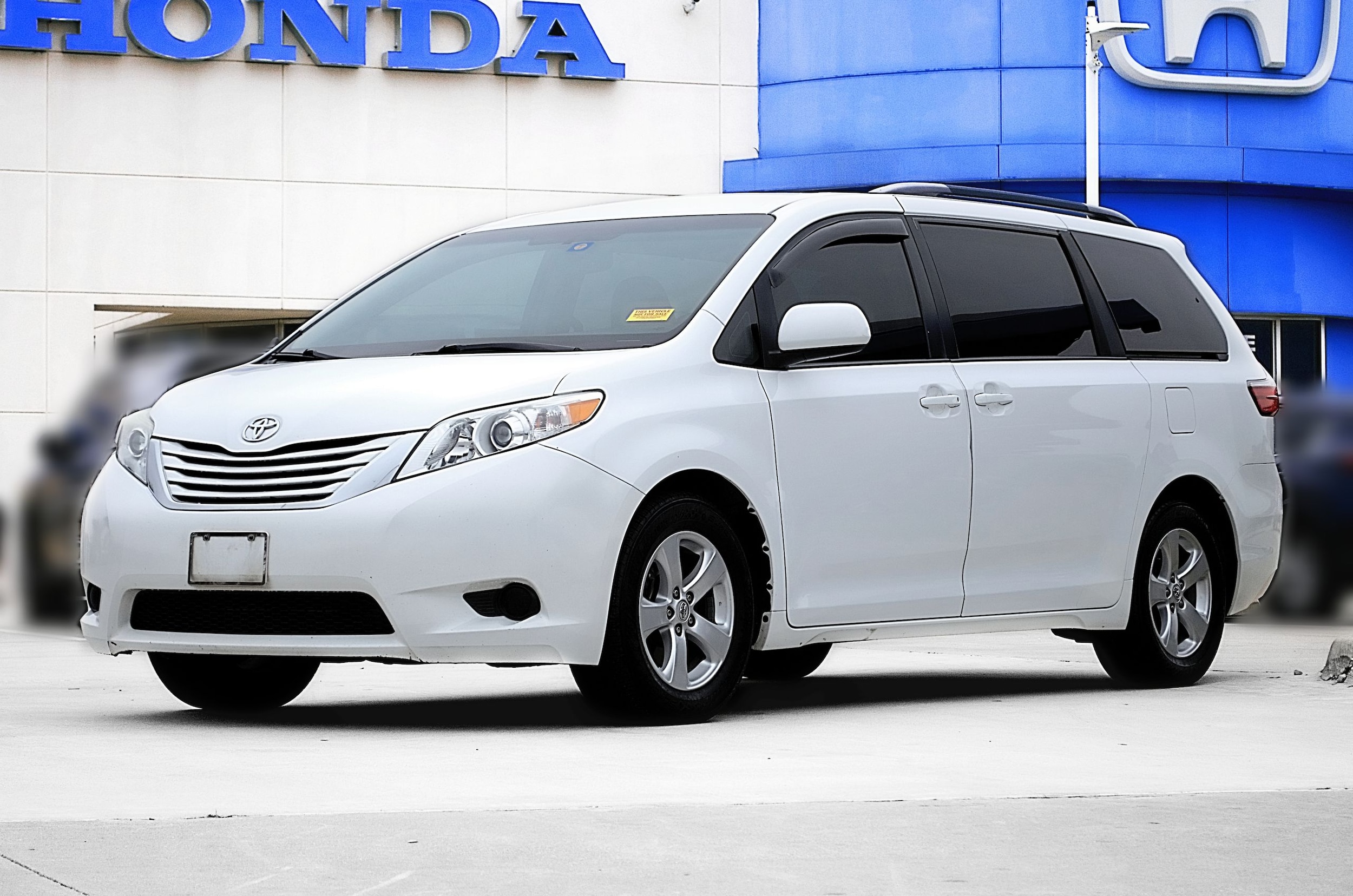 2015 Toyota Sienna LE's photo