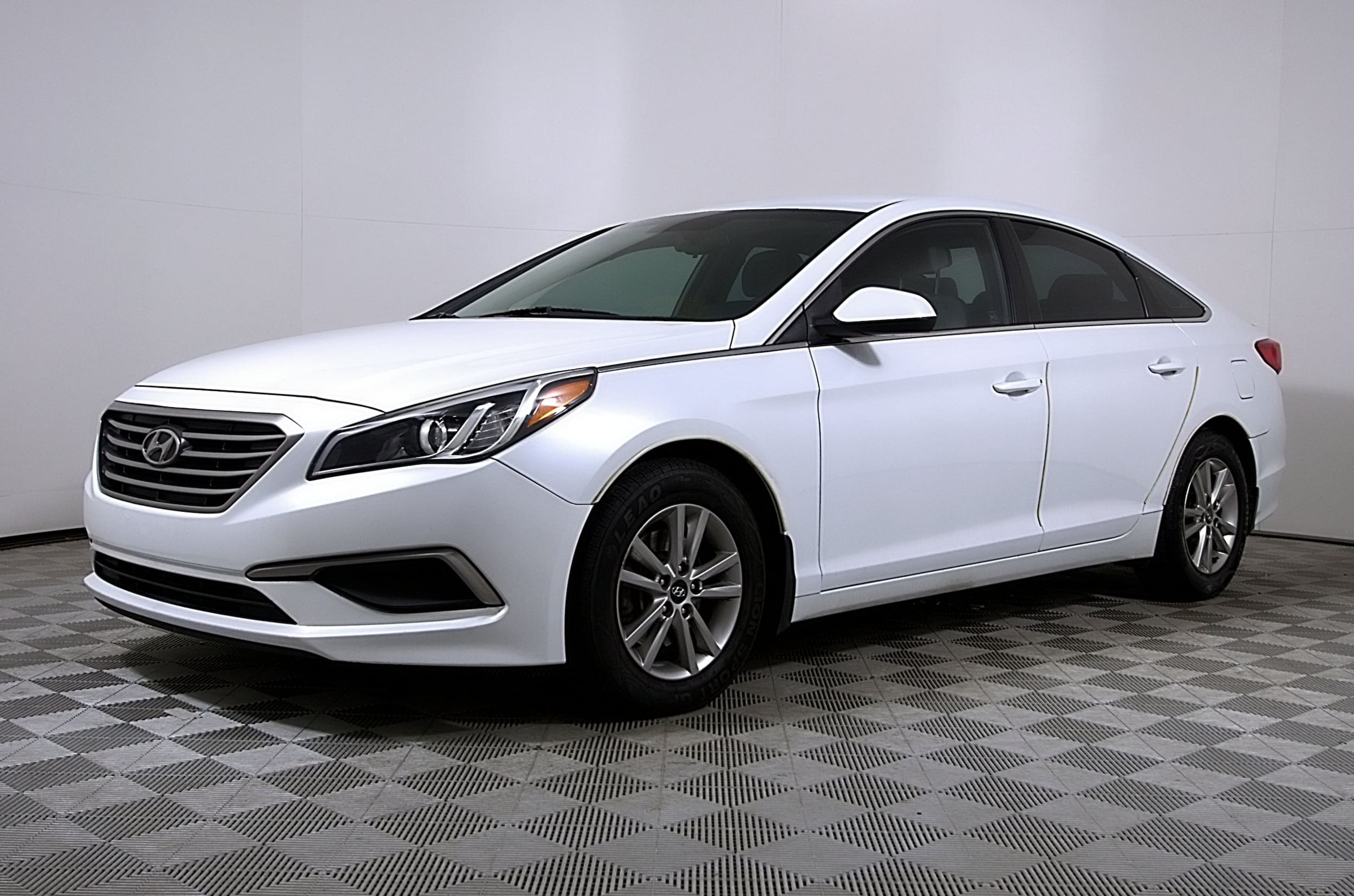 Used 2017 Hyundai Sonata SE with VIN 5NPE24AF4HH517911 for sale in Denton, TX
