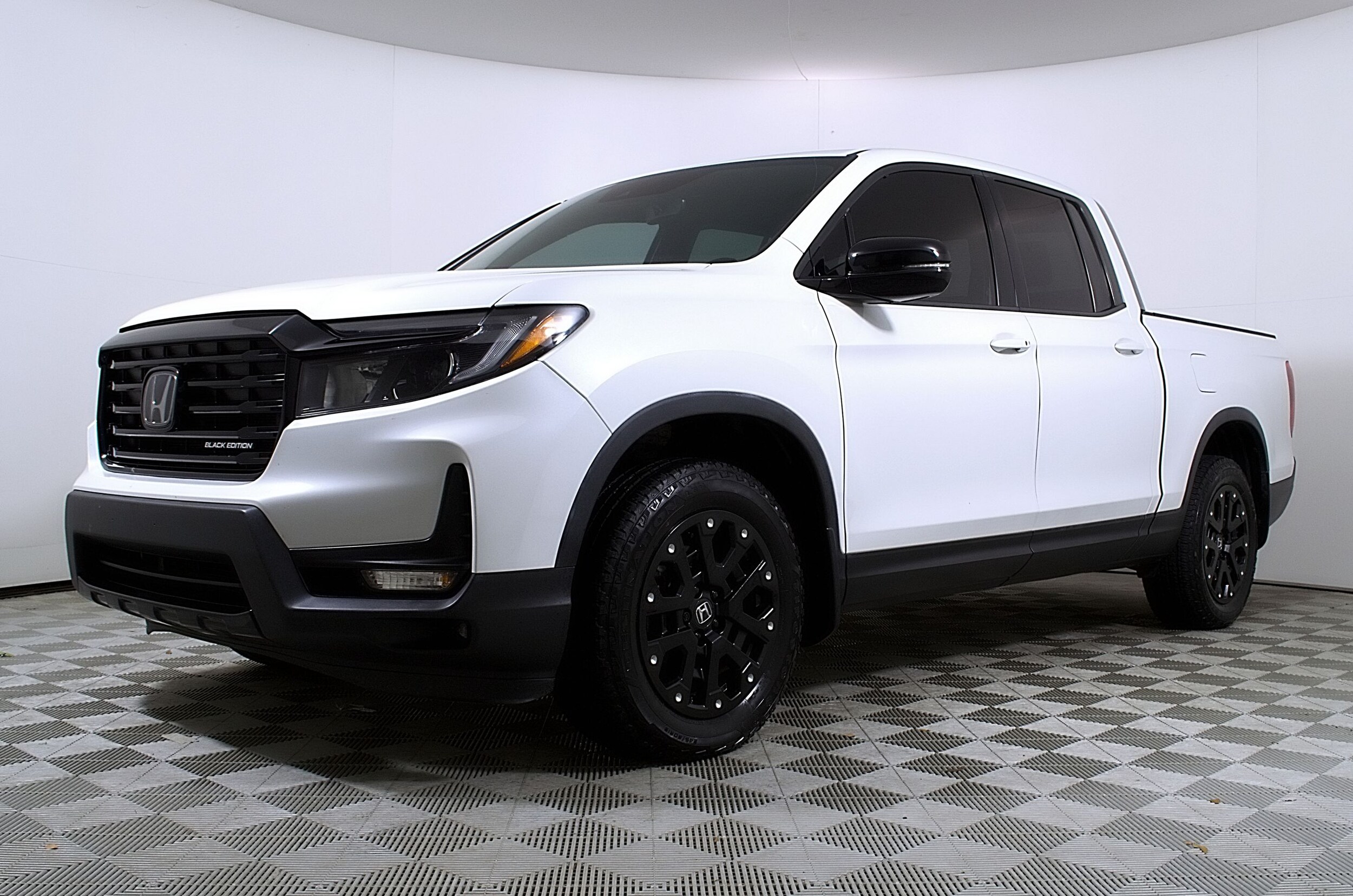 2022 Honda Ridgeline Black Edition photo 2