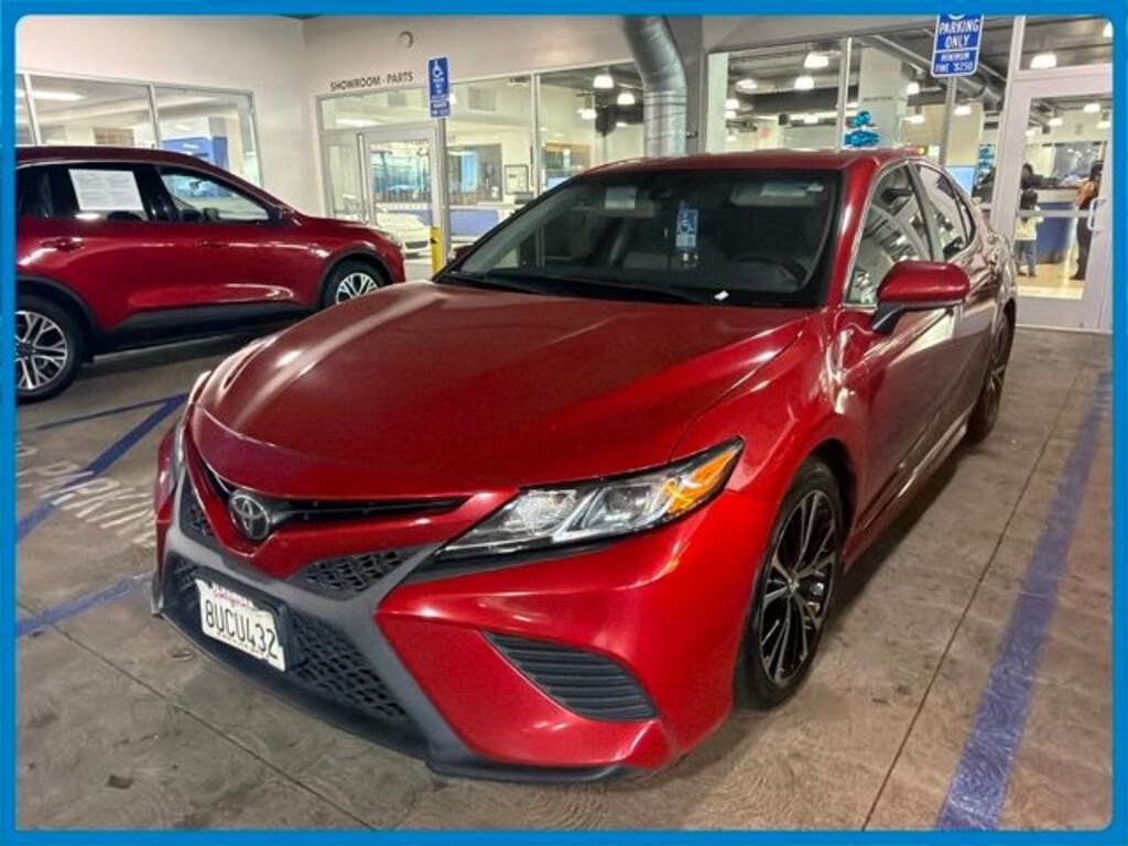 Used 2019 Toyota Camry SE Sedan