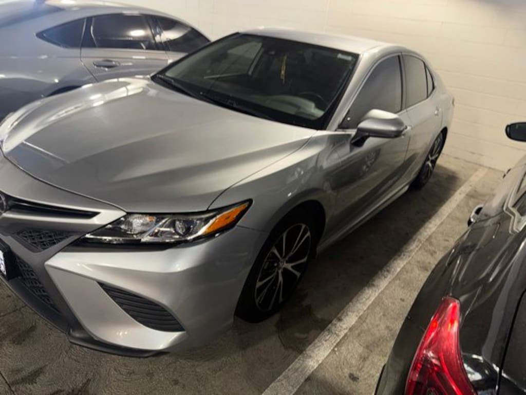 Used 2020 Toyota Camry SE Sedan