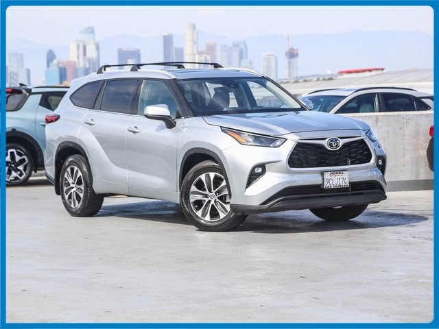 Used 2022 Toyota Highlander XLE with VIN 5TDHZRBH8NS232740 for sale in Wichita, KS