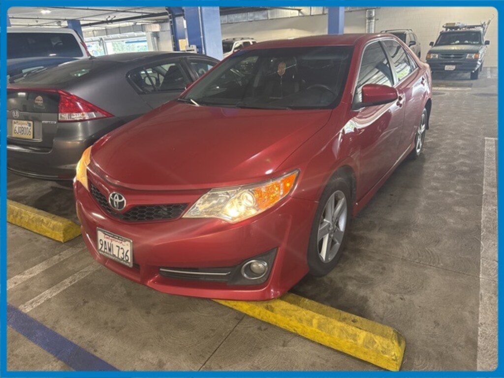 Used 2014 Toyota Camry SE Sedan