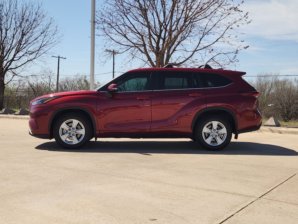 Used 2024 Toyota Highlander LE SUV