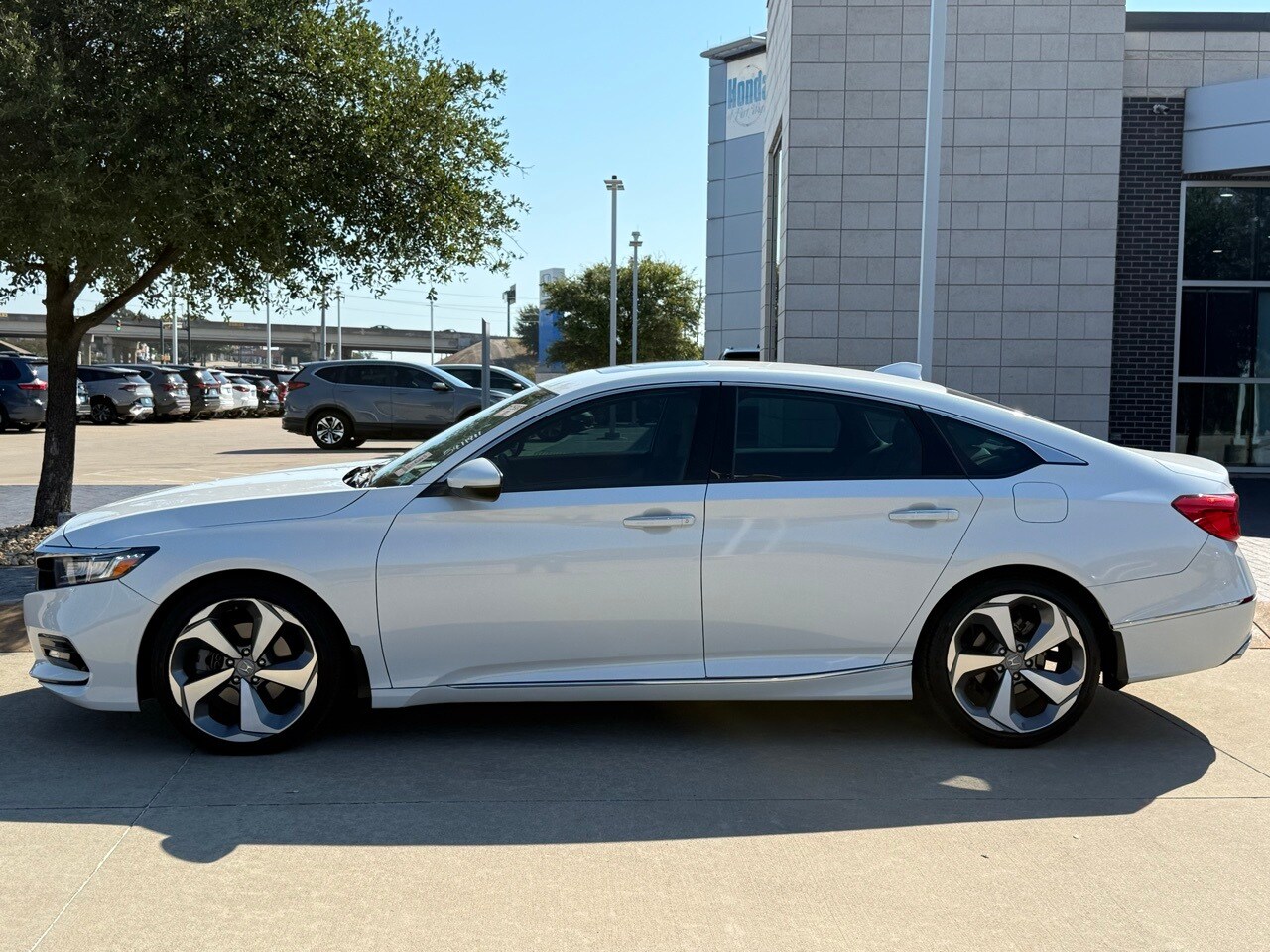 2020 Honda Accord Touring 2.0T photo 2