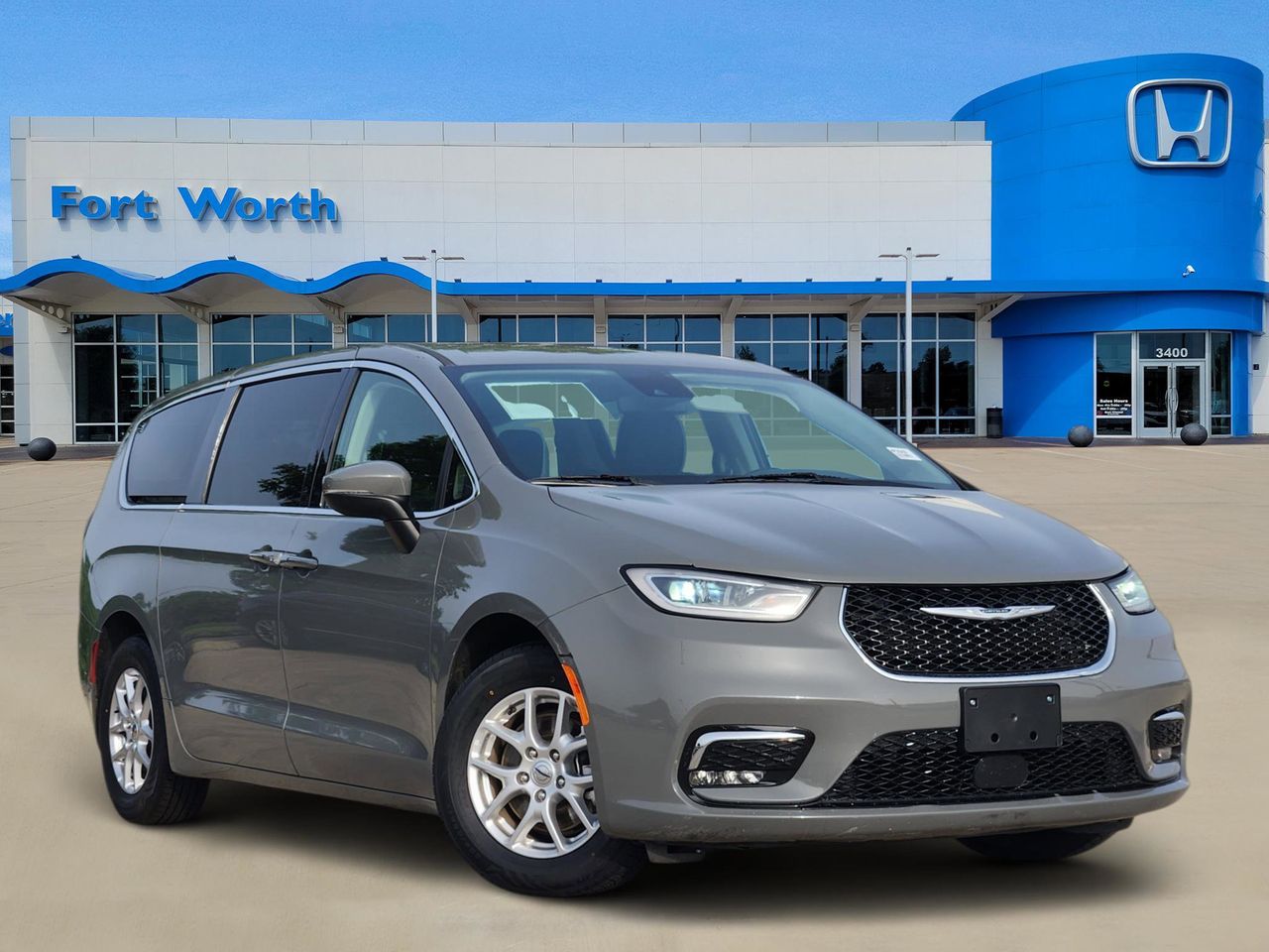2023 Chrysler Pacifica Touring L's photo